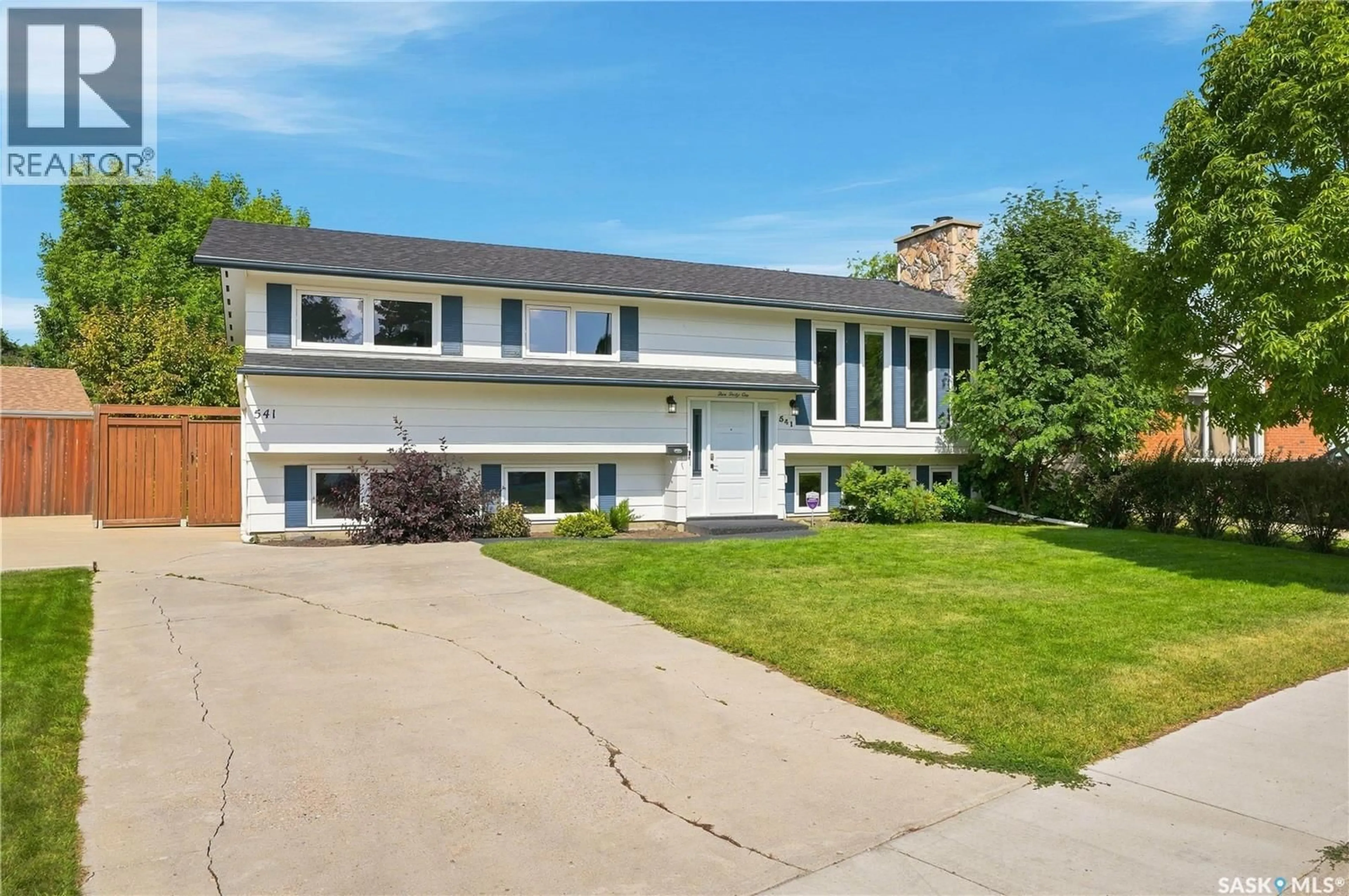 Home with vinyl exterior material, street for 541 GUELPH CRESCENT, Saskatoon Saskatchewan S7H4R3