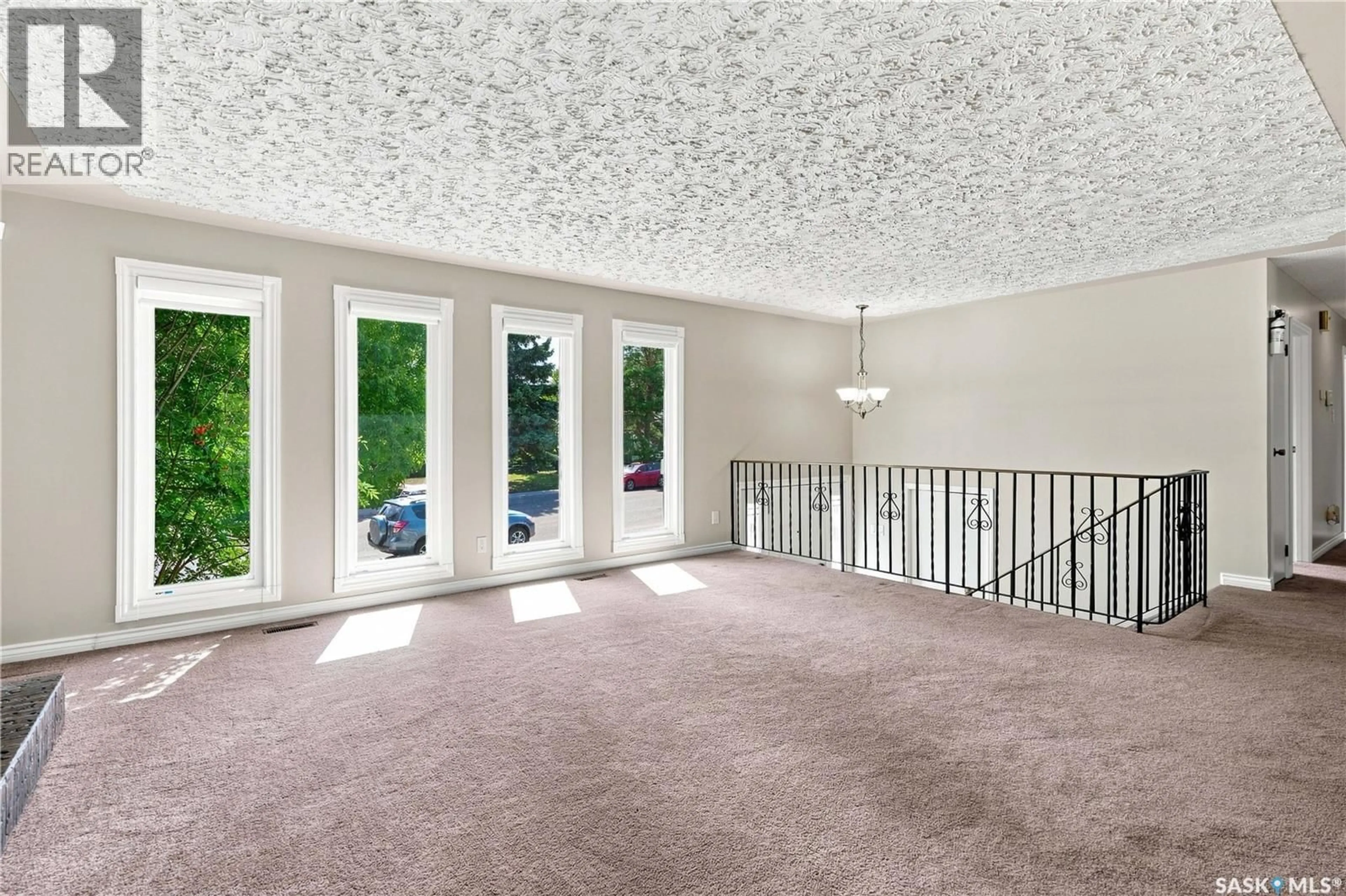 Indoor foyer for 541 GUELPH CRESCENT, Saskatoon Saskatchewan S7H4R3