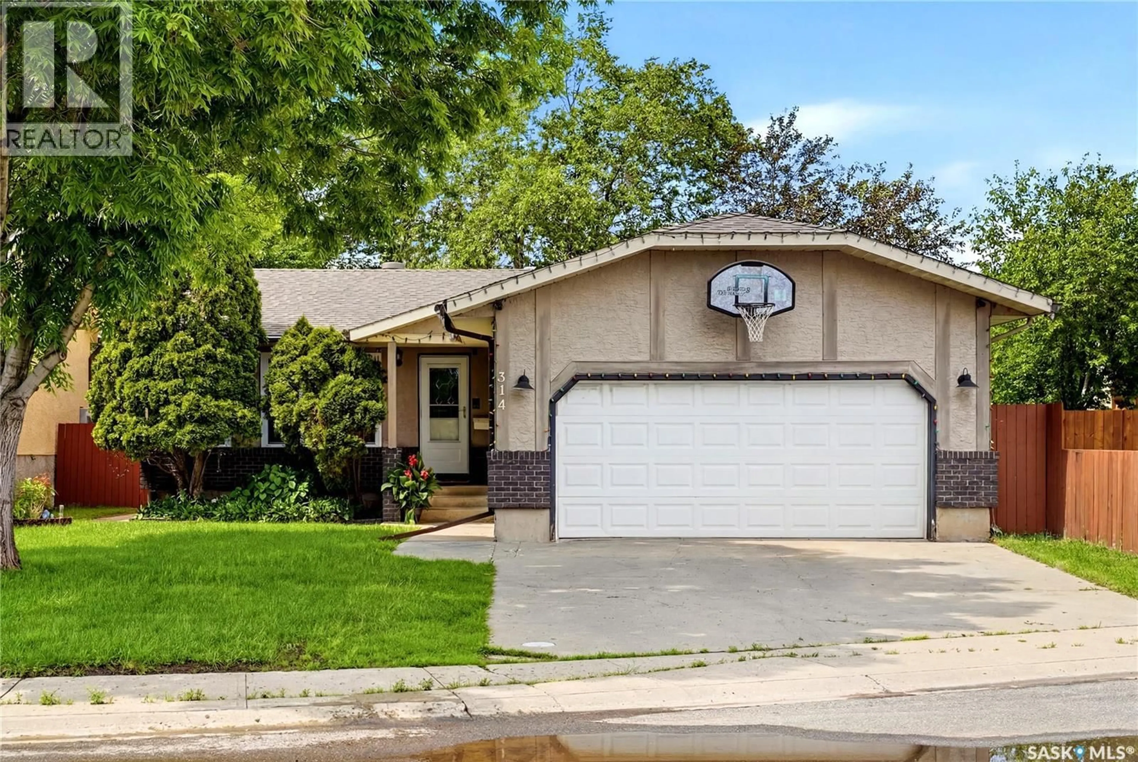 Home with vinyl exterior material, street for 314 HOWE PLACE, Regina Saskatchewan S4R8M5