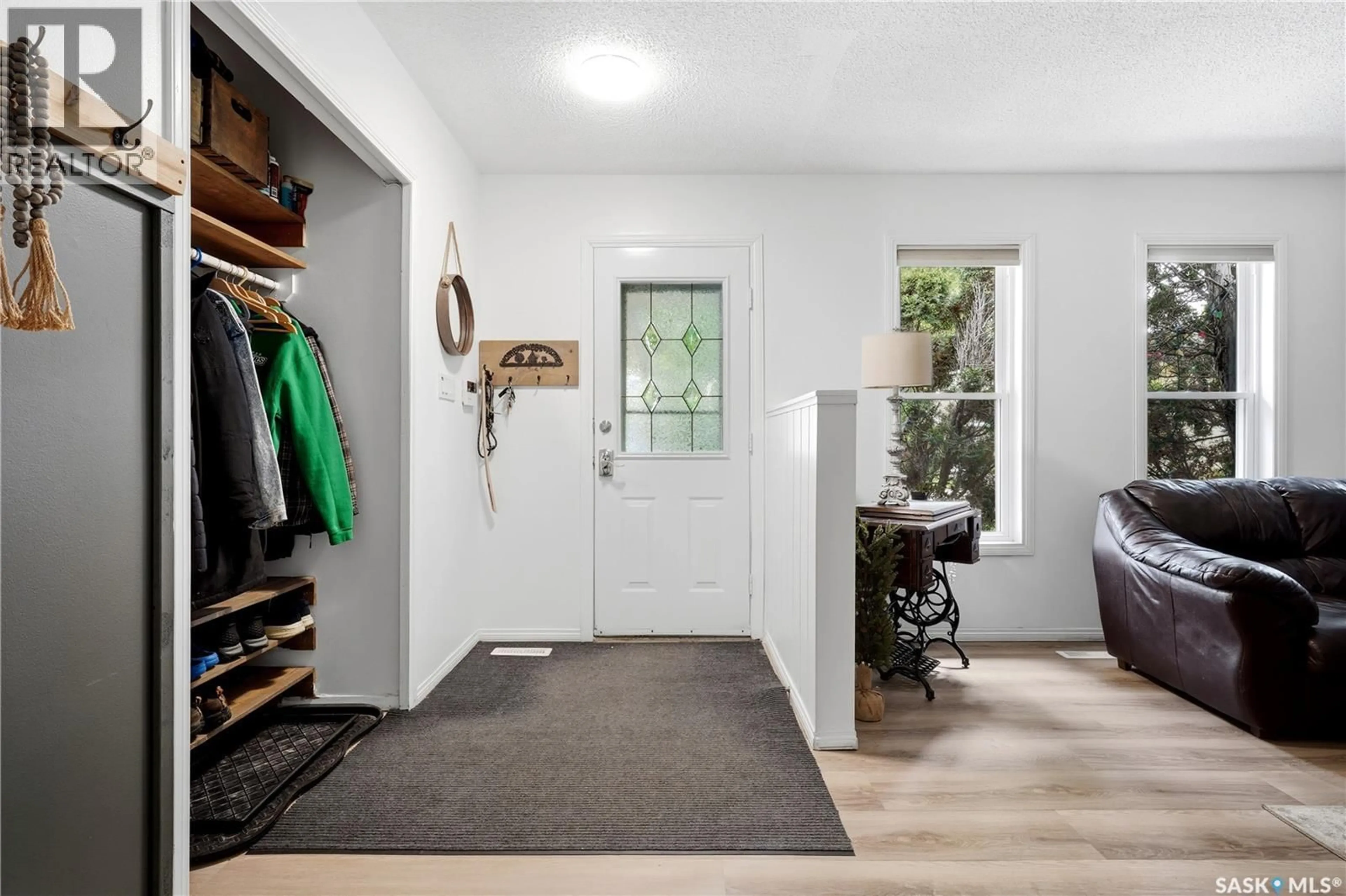 Indoor entryway for 314 HOWE PLACE, Regina Saskatchewan S4R8M5