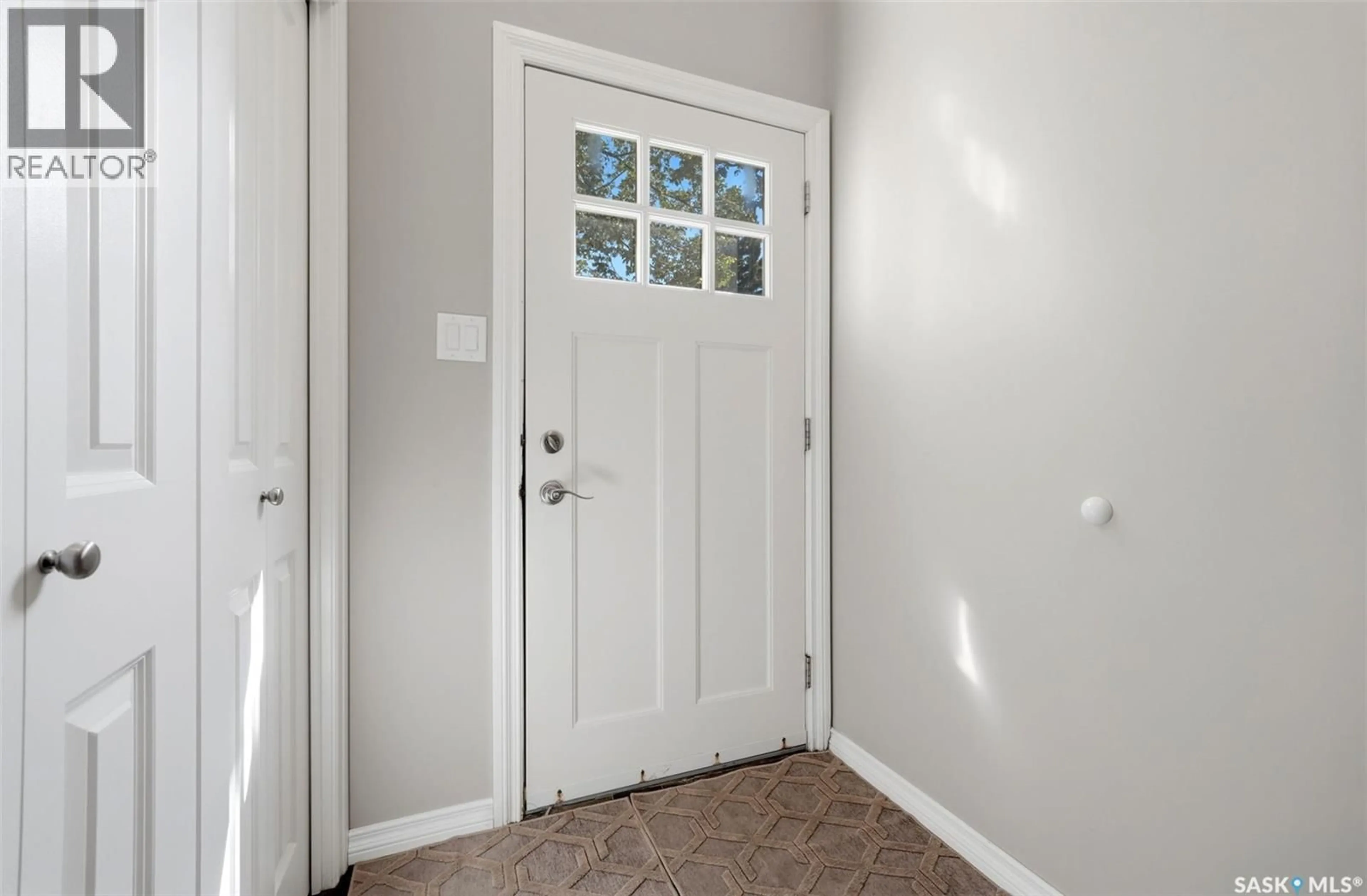 Indoor entryway for 240 OTTAWA STREET, Regina Saskatchewan S4R1N5