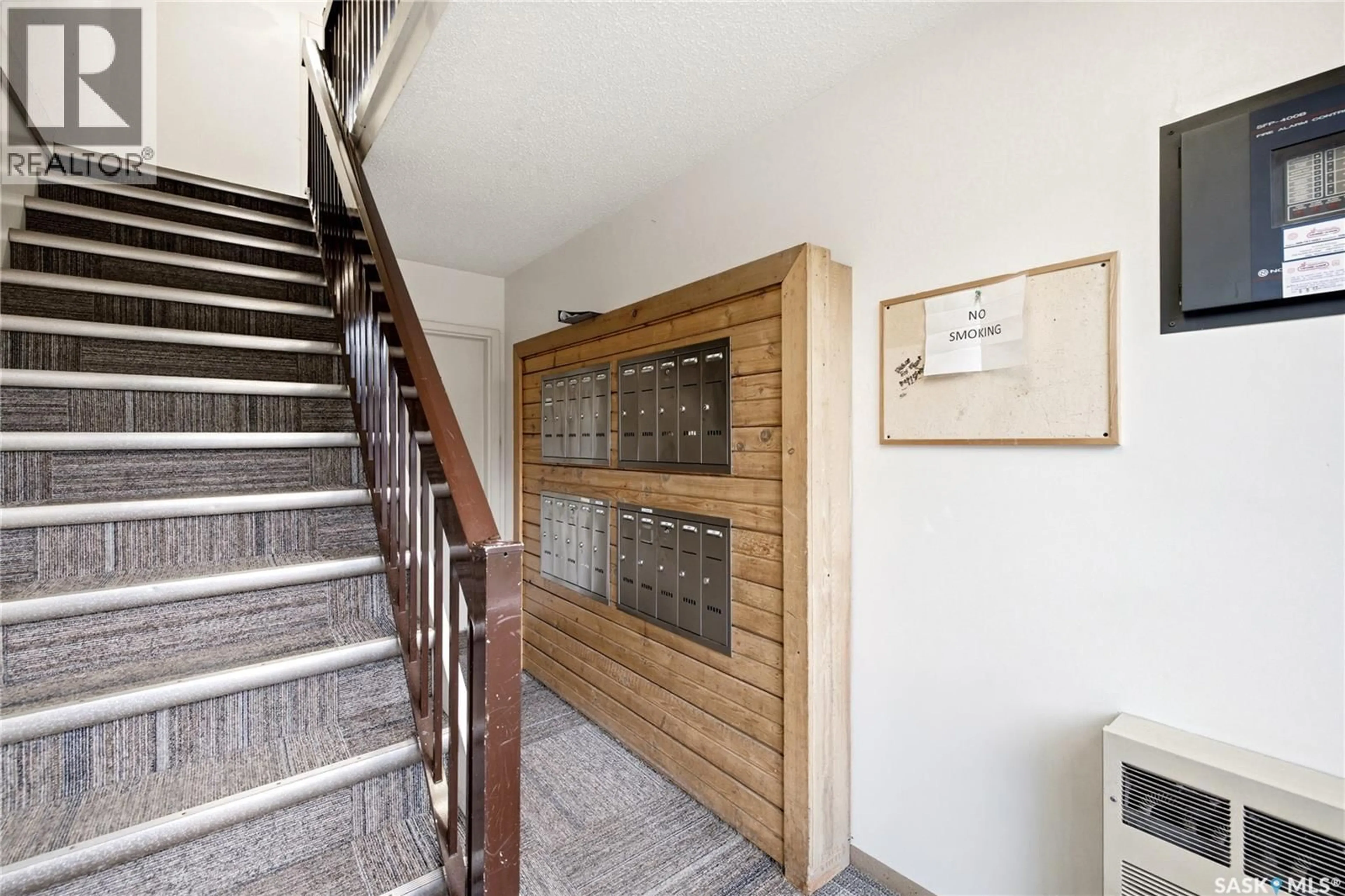 Indoor foyer for 31 - 205 RODENBUSH DRIVE, Regina Saskatchewan S4R8C7