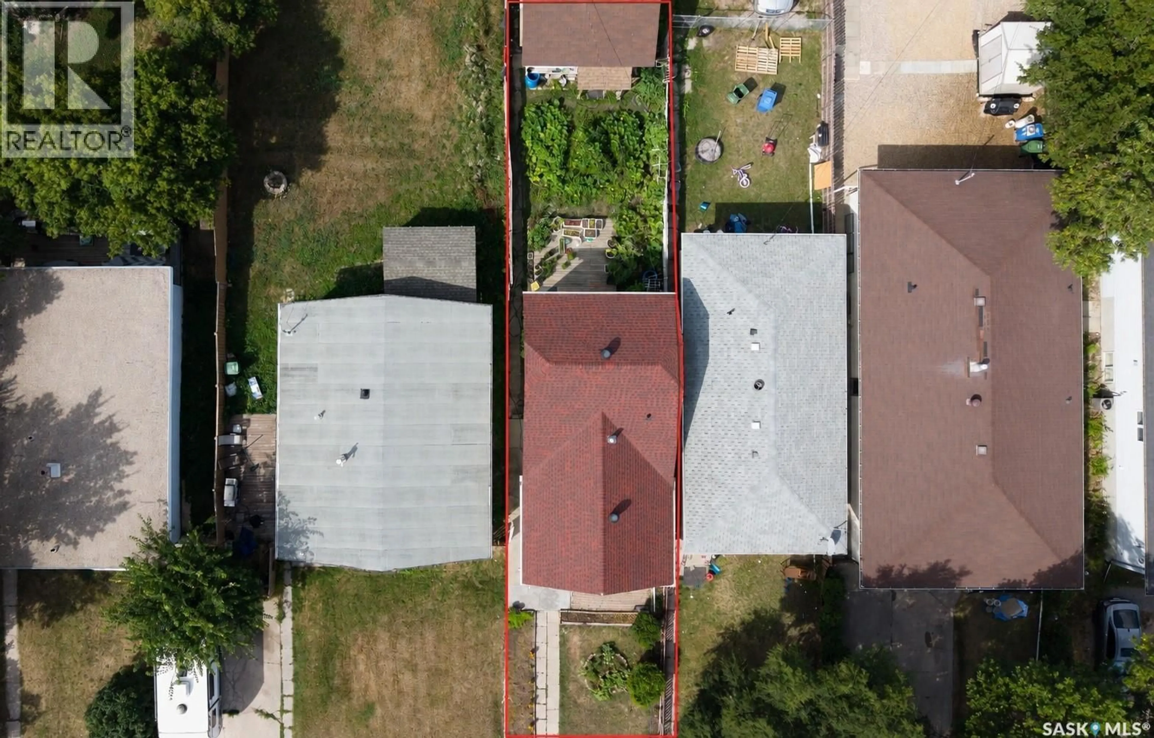 A pic from outside/outdoor area/front of a property/back of a property/a pic from drone, street for 516 HAMILTON STREET, Regina Saskatchewan S4R2A9