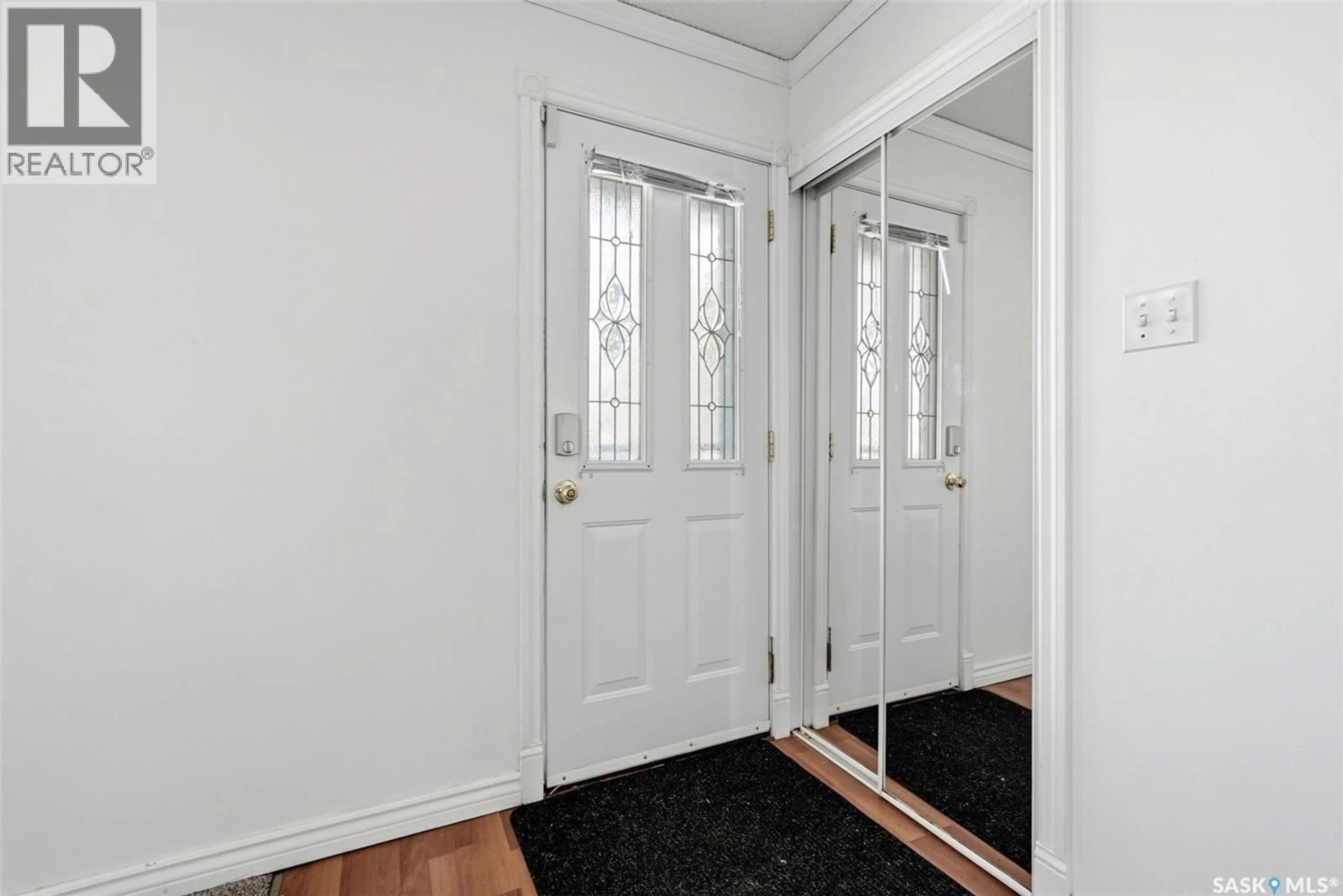 Indoor entryway for 1410 4TH AVENUE, Regina Saskatchewan S4R0T1