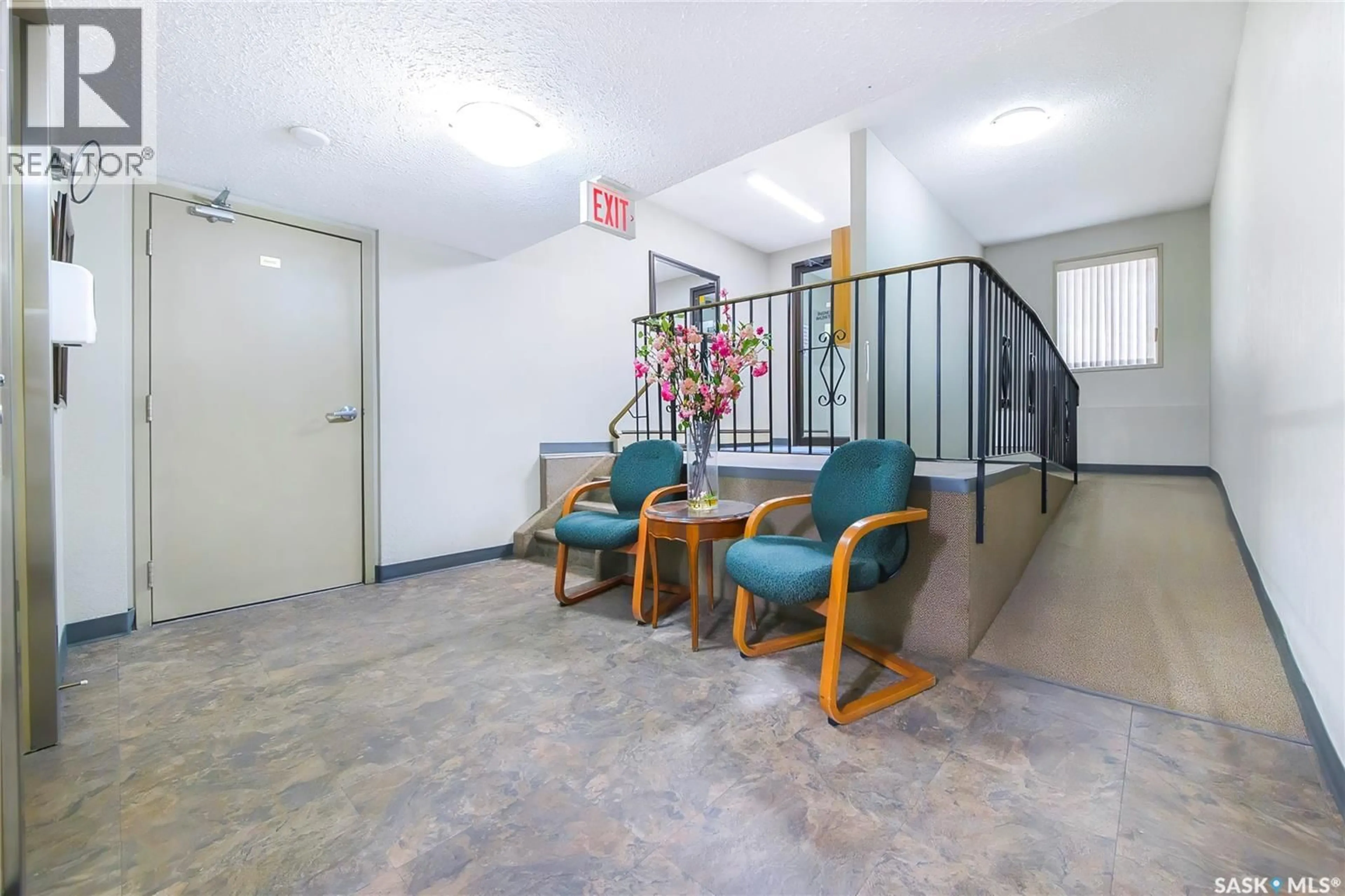 Indoor foyer for 201 3140 LOUISE STREET, Saskatoon Saskatchewan S7J3L8