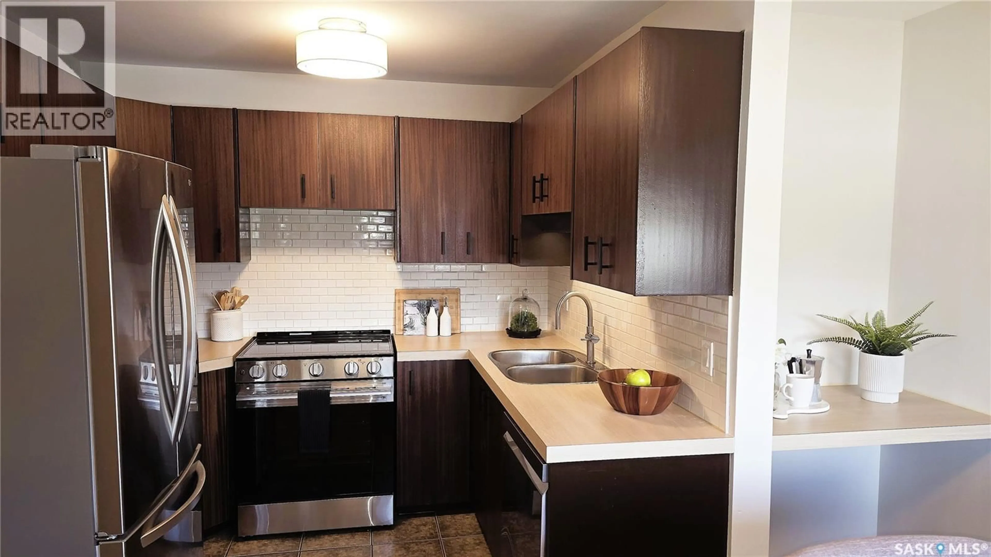 Standard kitchen, wood/laminate floor for 142 BLAKE PLACE, Saskatoon Saskatchewan S7M4C1