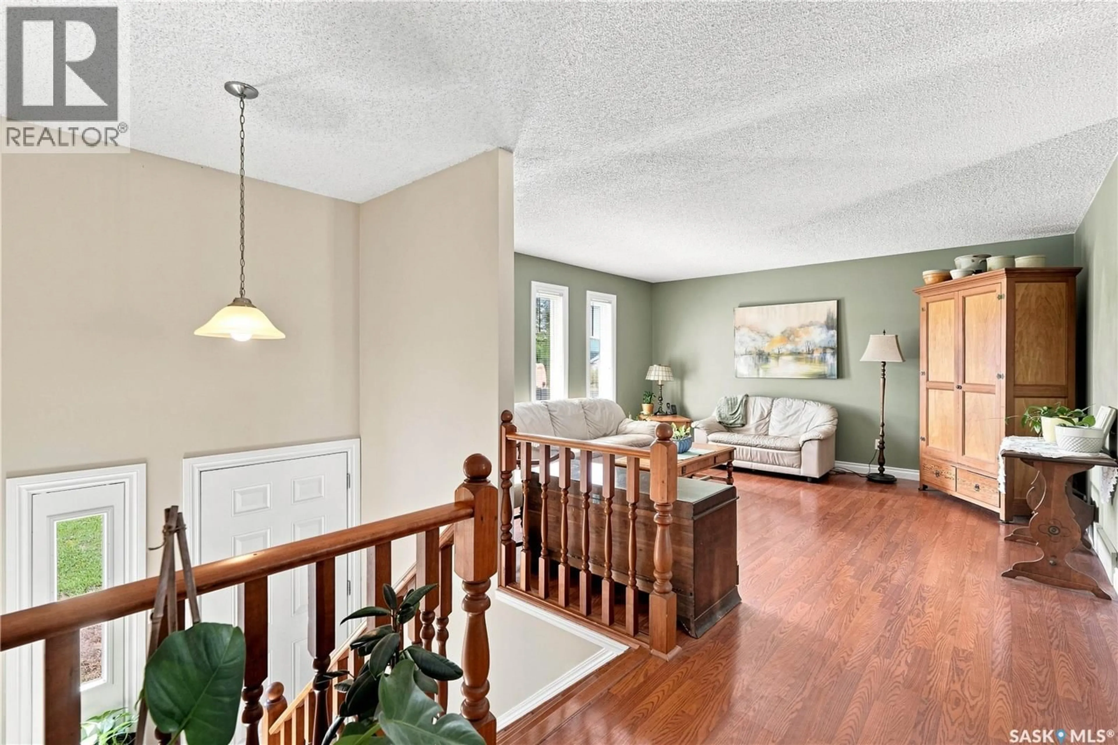 Indoor foyer for 1630 SPADINA DRIVE, Moose Jaw Saskatchewan S6K1B1