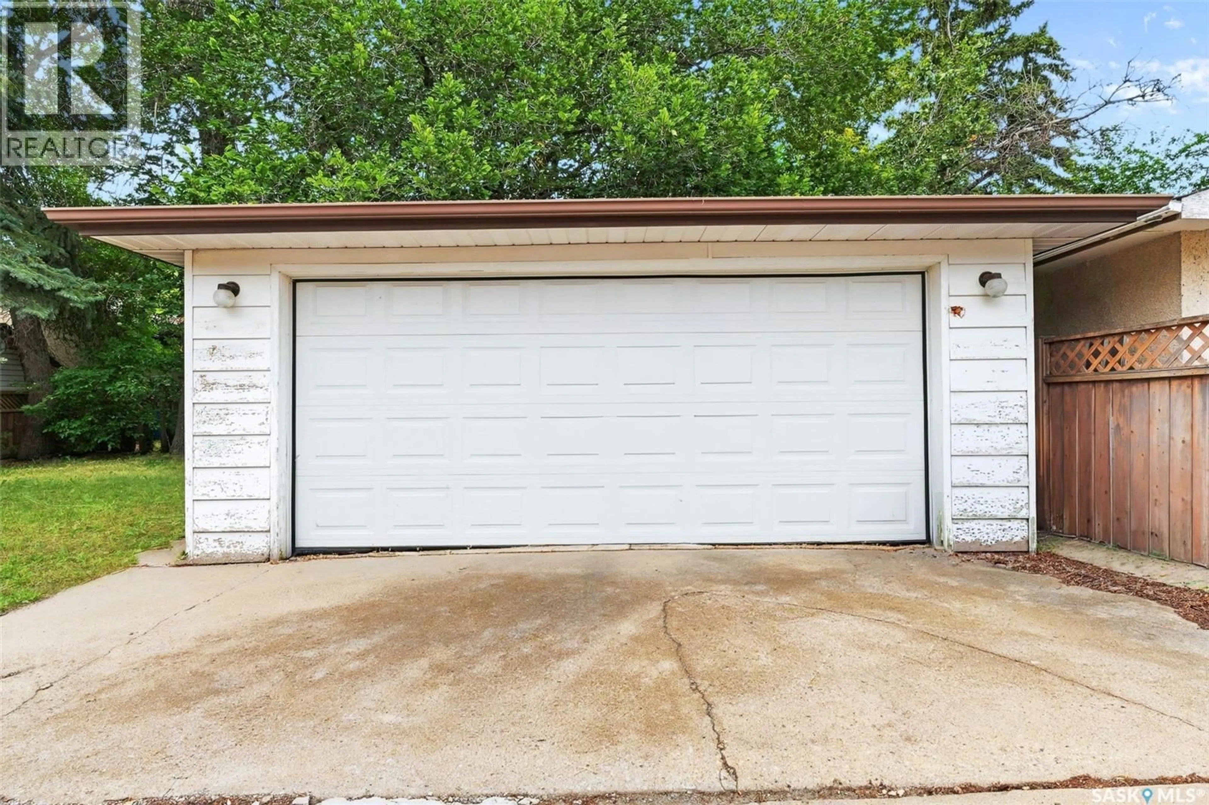 Indoor garage for 75 CANNON STREET, Regina Saskatchewan S4N1L9