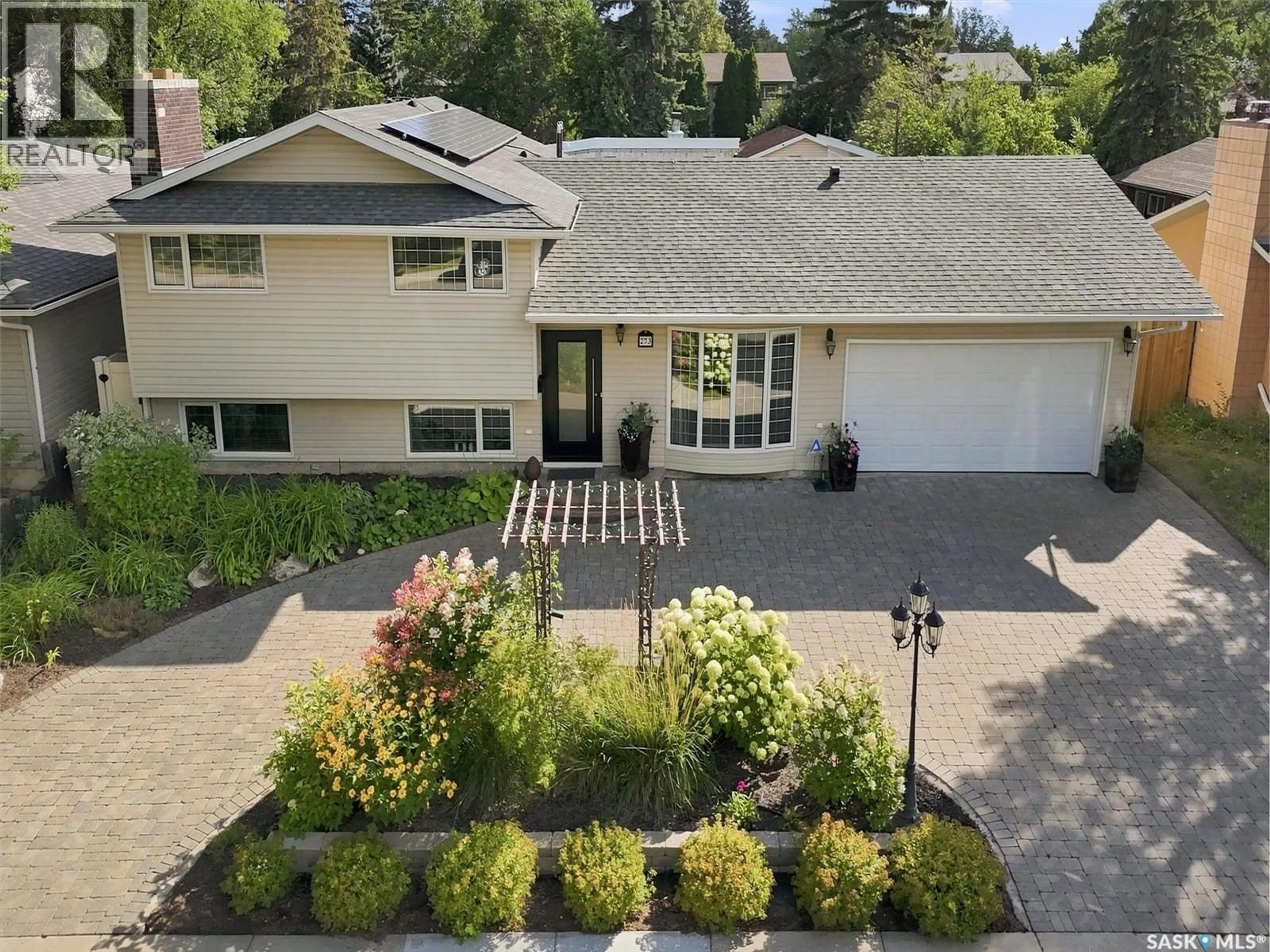 A pic from outside/outdoor area/front of a property/back of a property/a pic from drone, street for 273 CARLETON DRIVE, Saskatoon Saskatchewan S7H3P1