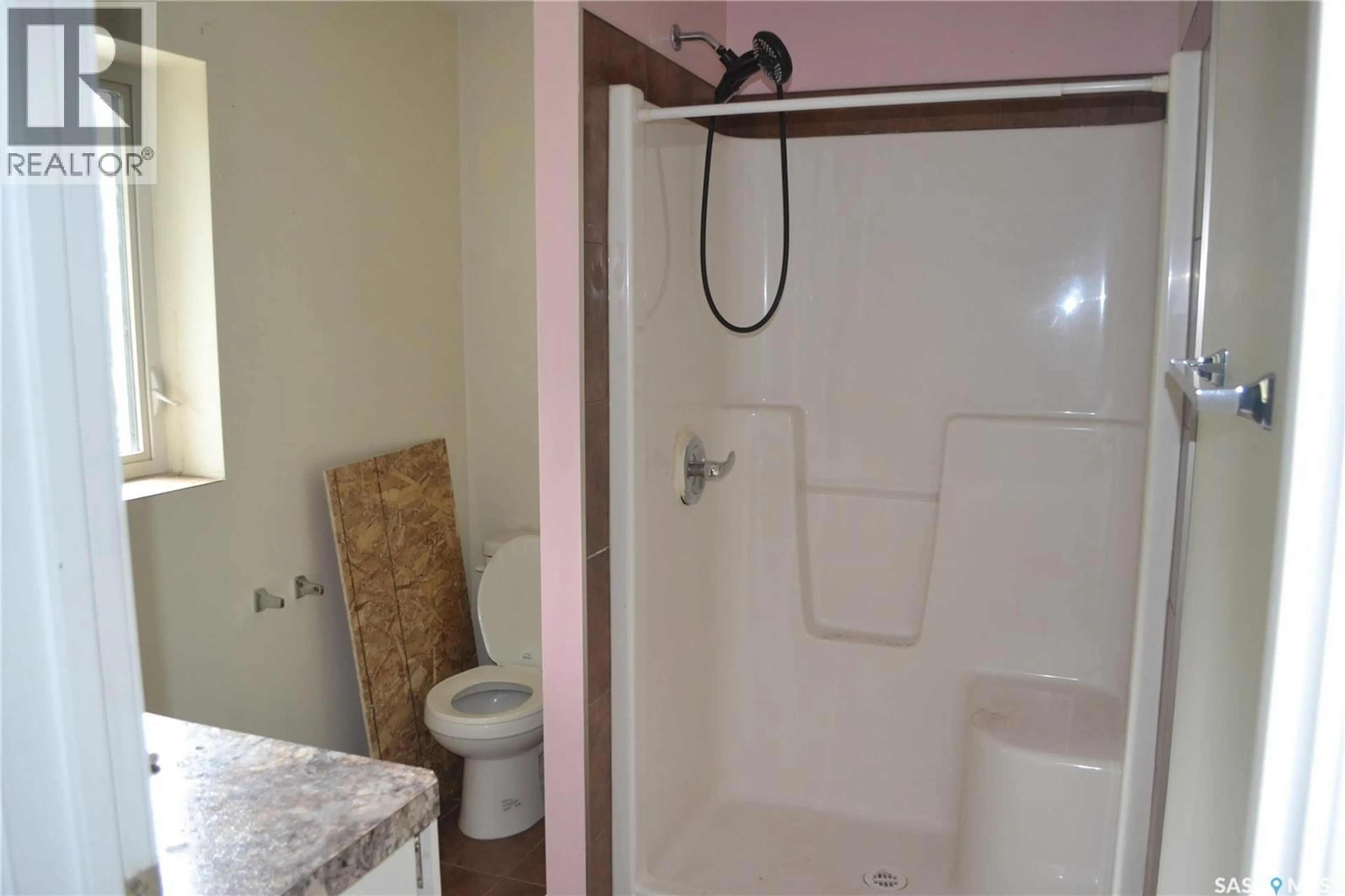 Standard bathroom, unknown for 417 S AVENUE S, Saskatoon Saskatchewan S7M3A3