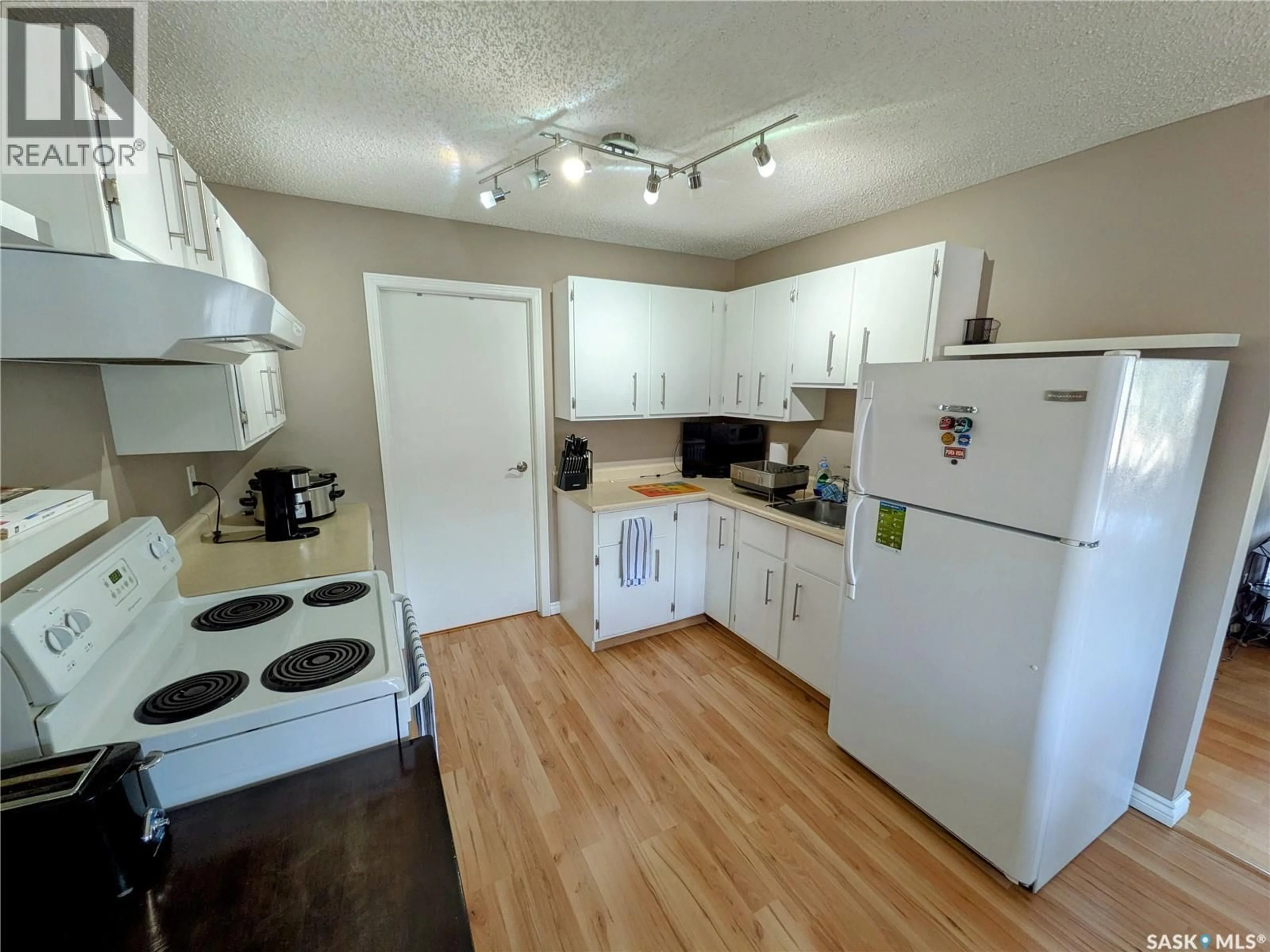 Standard kitchen, unknown for 7307 DALGLIESH DRIVE, Regina Saskatchewan S4X2B8