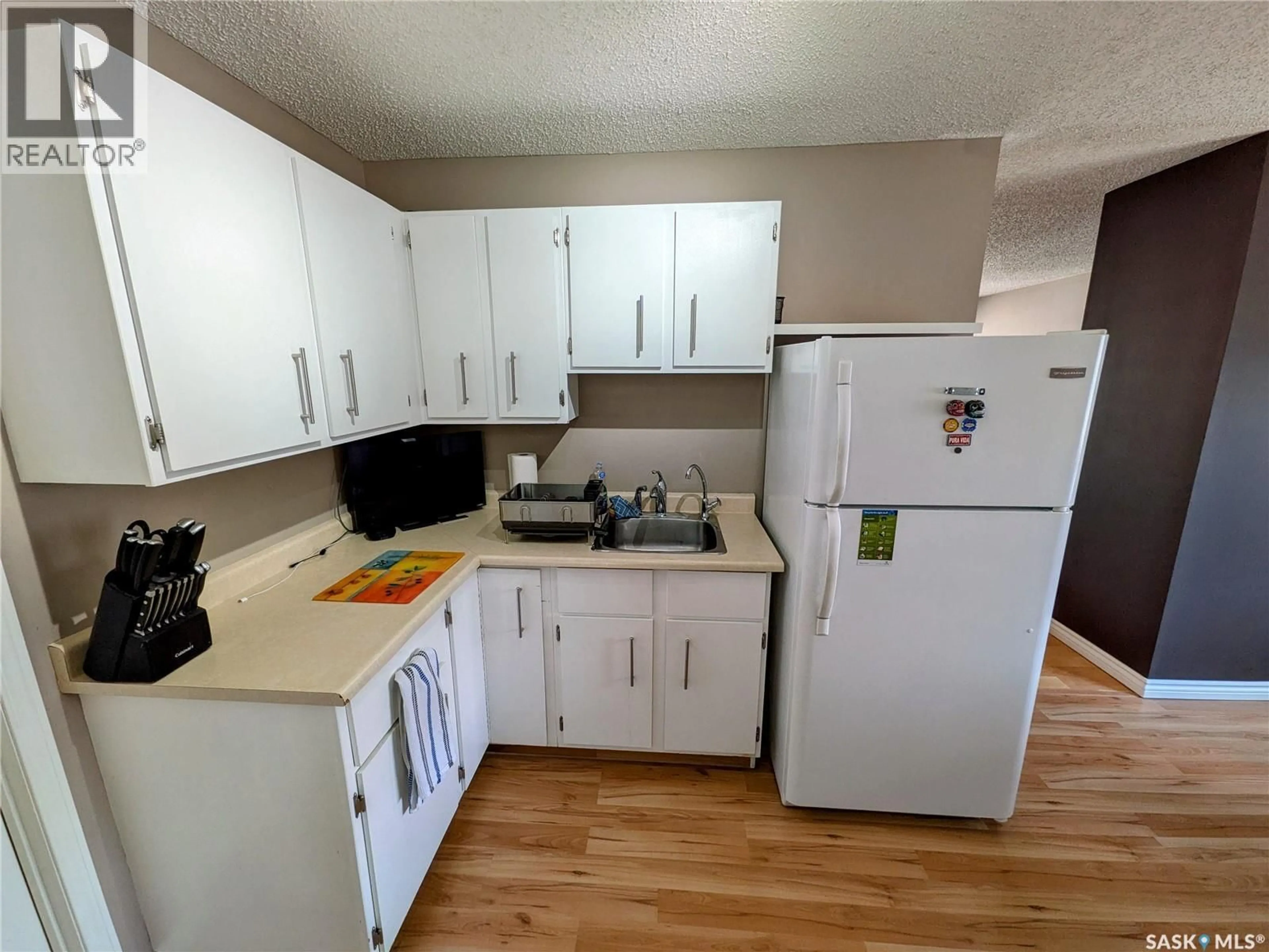 Standard kitchen, unknown for 7307 DALGLIESH DRIVE, Regina Saskatchewan S4X2B8
