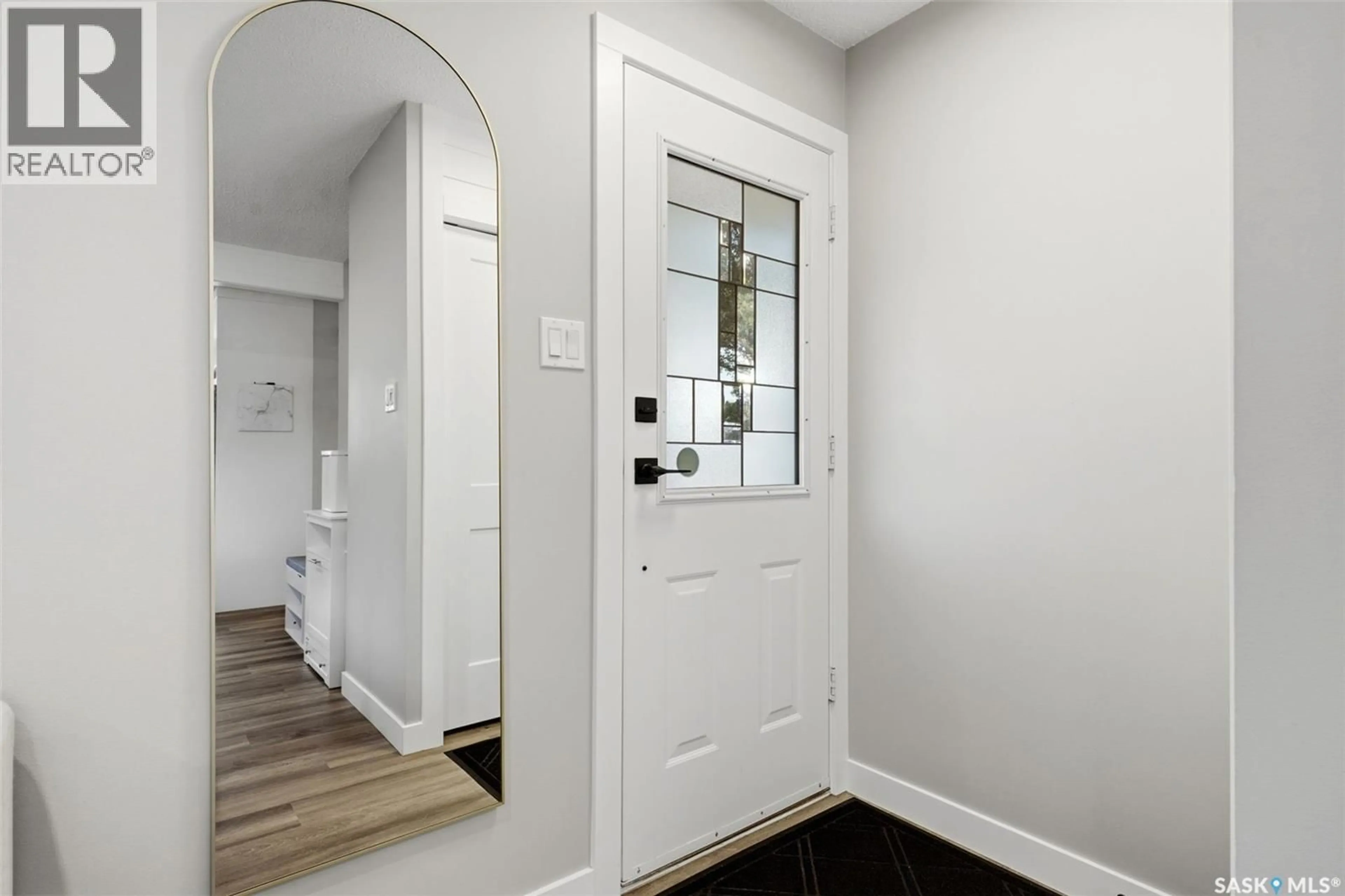 Indoor entryway for 5871 MCKINLEY AVENUE, Regina Saskatchewan S4T6P4