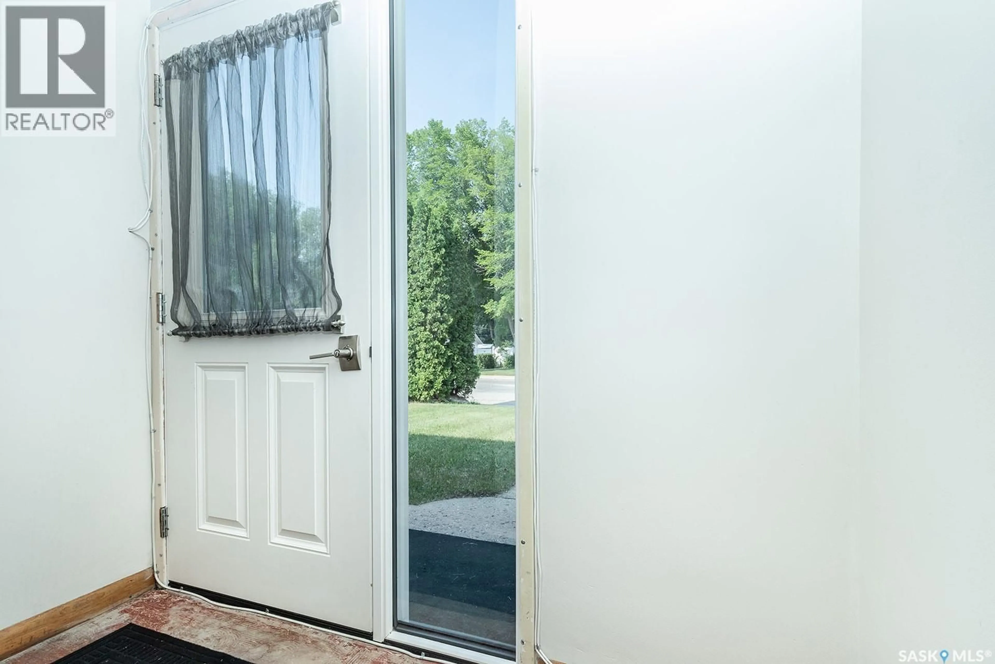 Indoor entryway for 2113 LOUISE AVENUE, Saskatoon Saskatchewan S7J3K2