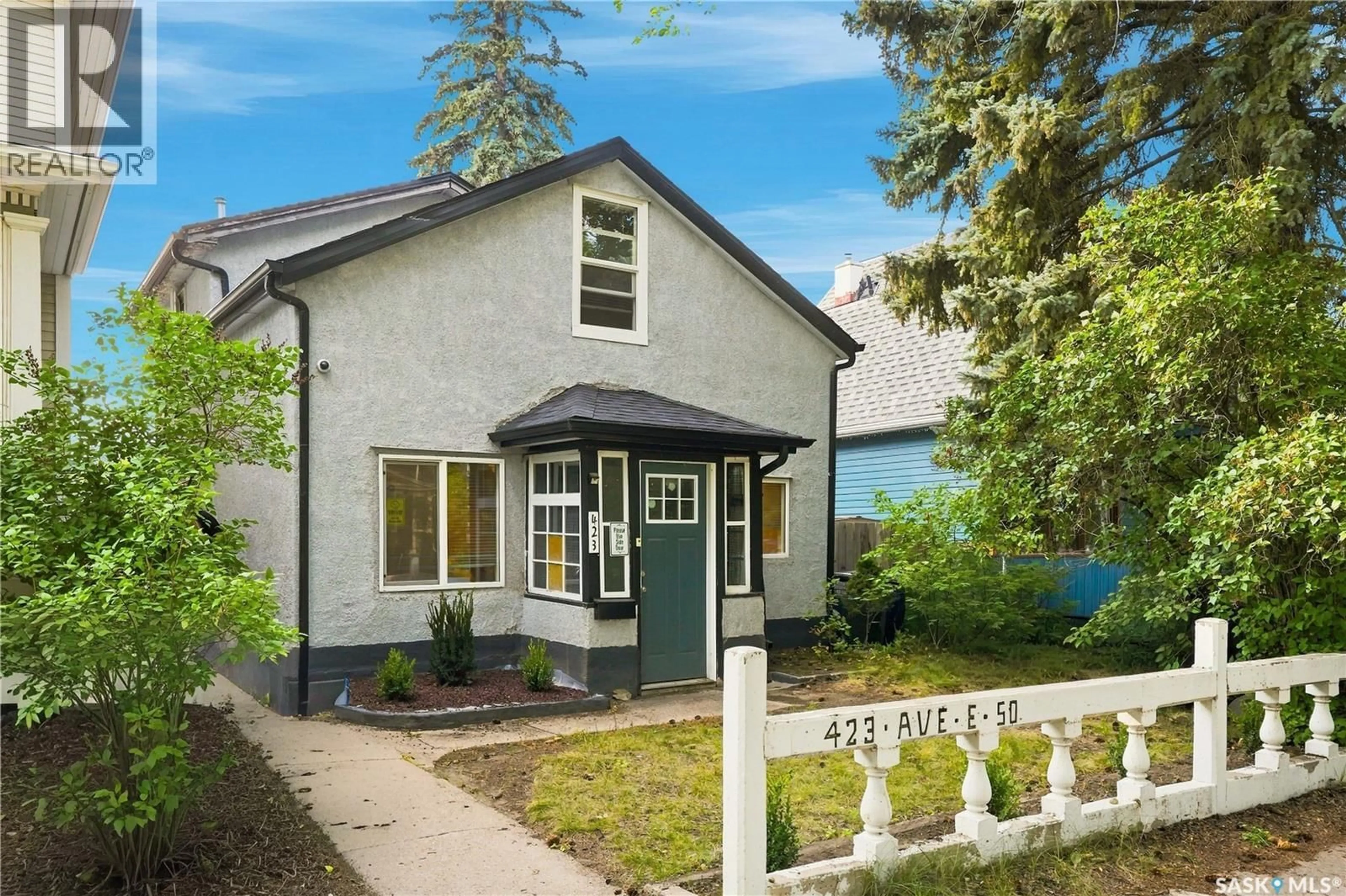 Home with vinyl exterior material, street for 423 E AVENUE S, Saskatoon Saskatchewan S7M1S4