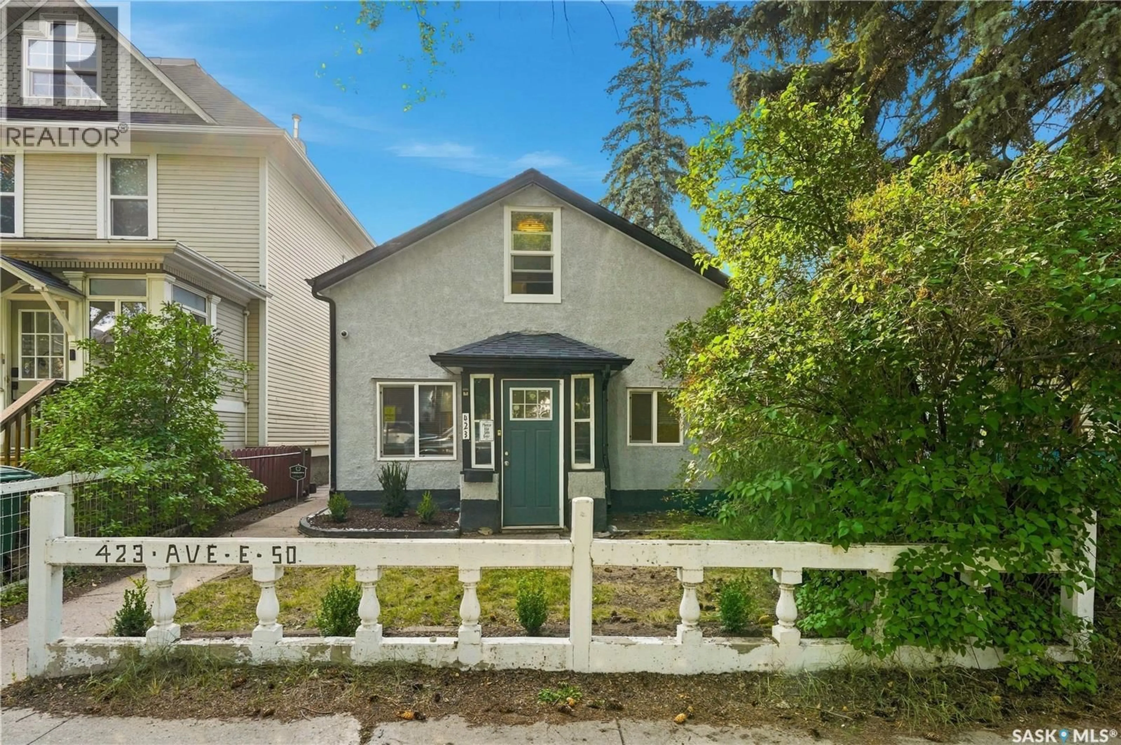 Home with vinyl exterior material, street for 423 E AVENUE S, Saskatoon Saskatchewan S7M1S4