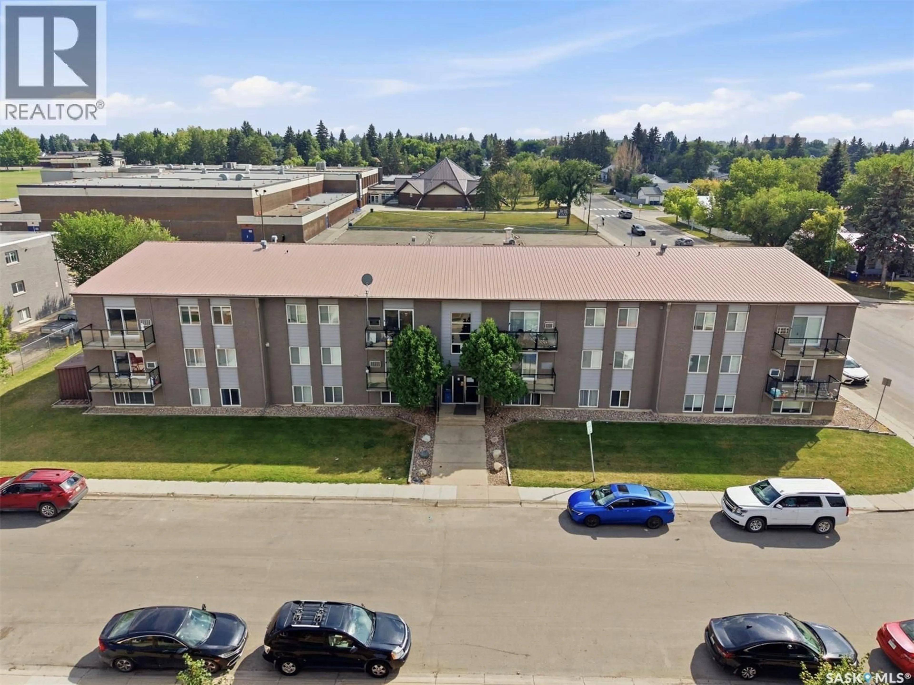 A pic from outside/outdoor area/front of a property/back of a property/a pic from drone, building for 2 - 26 SUMMERS PLACE, Saskatoon Saskatchewan S7H3W4