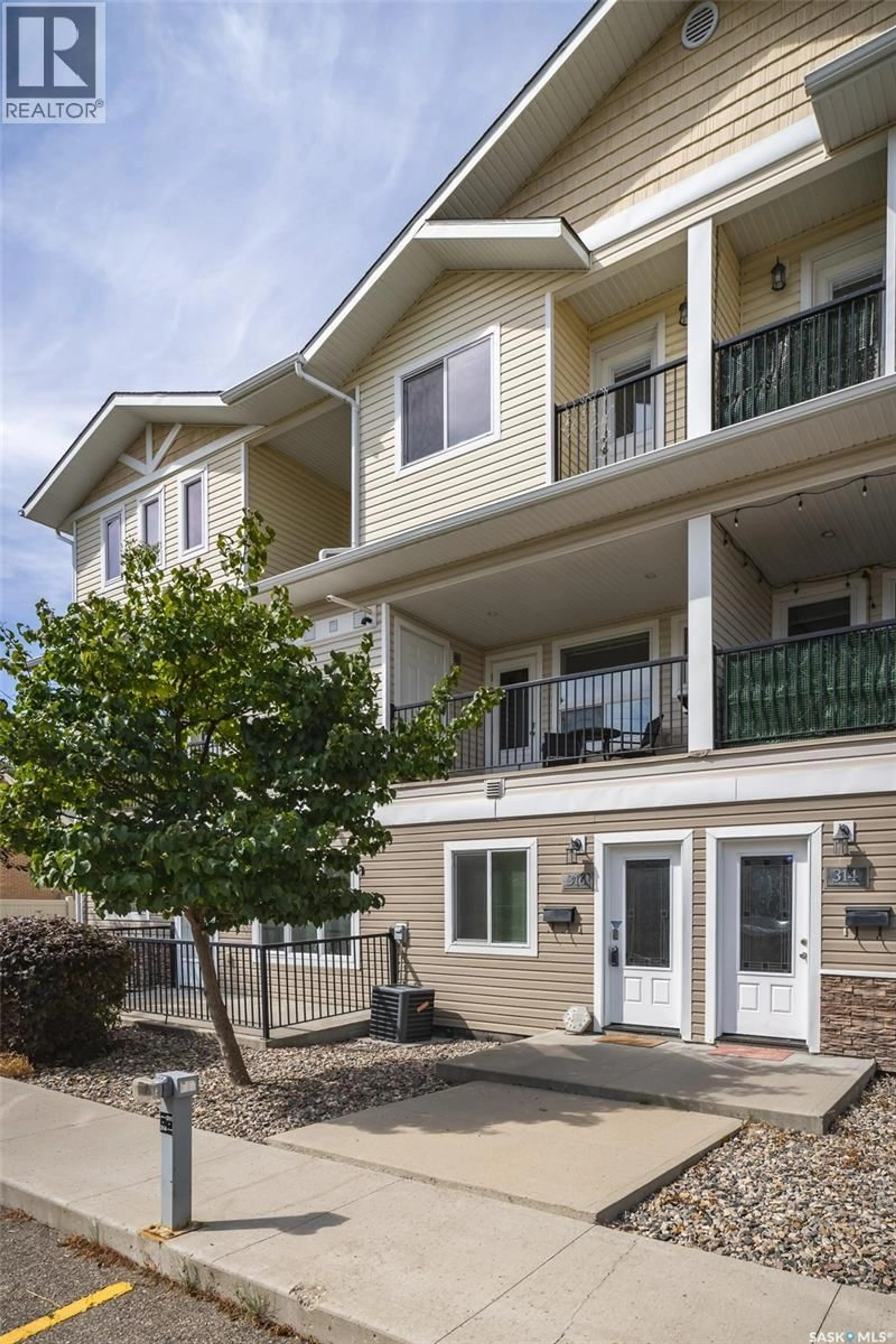 Home with vinyl exterior material, street for 1225 - 316 EMPRESS STREET, Regina Saskatchewan S4T1G7