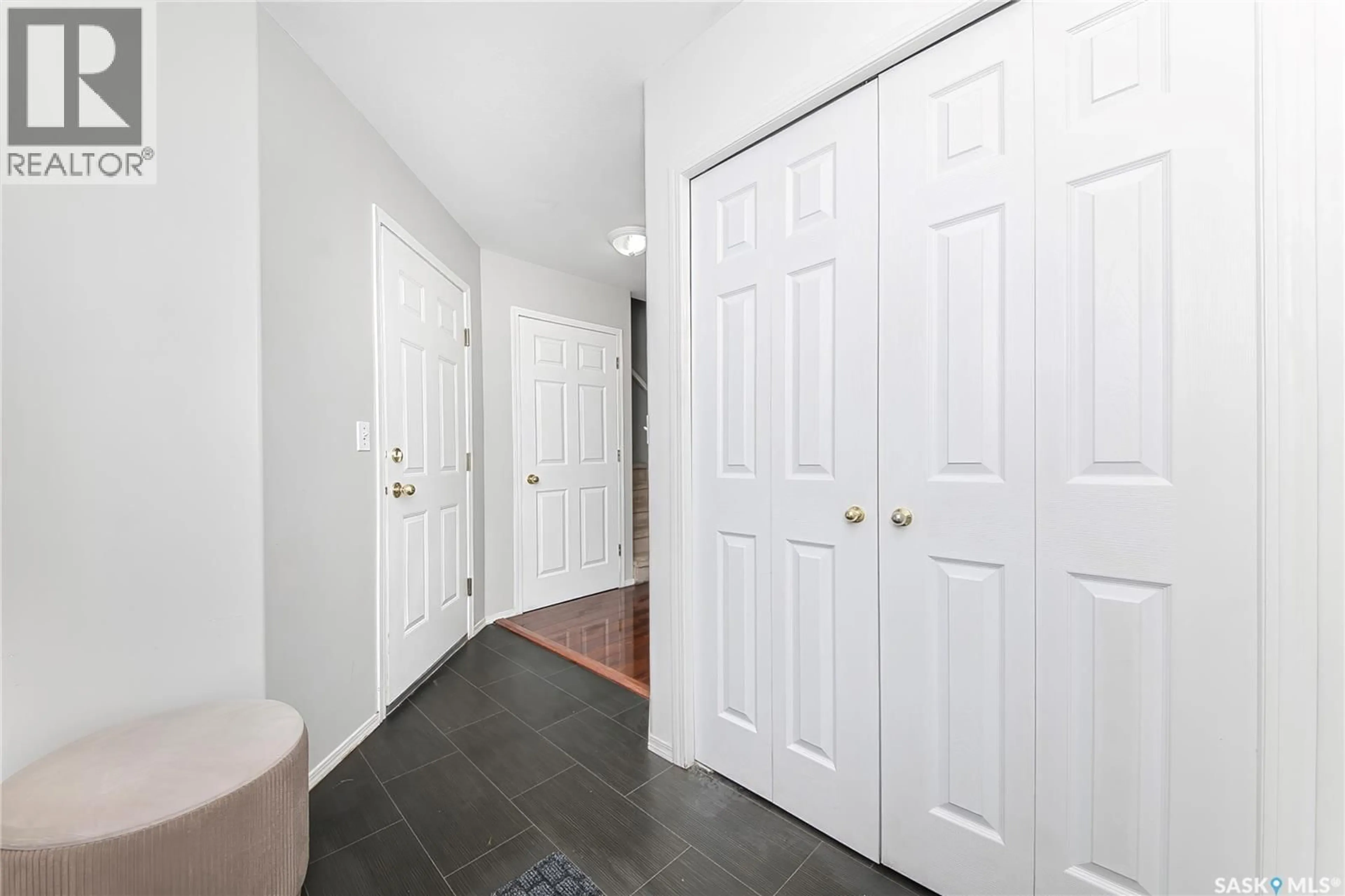 Indoor entryway for 212 - 114 LA RONGE ROAD, Saskatoon Saskatchewan S7K8E5