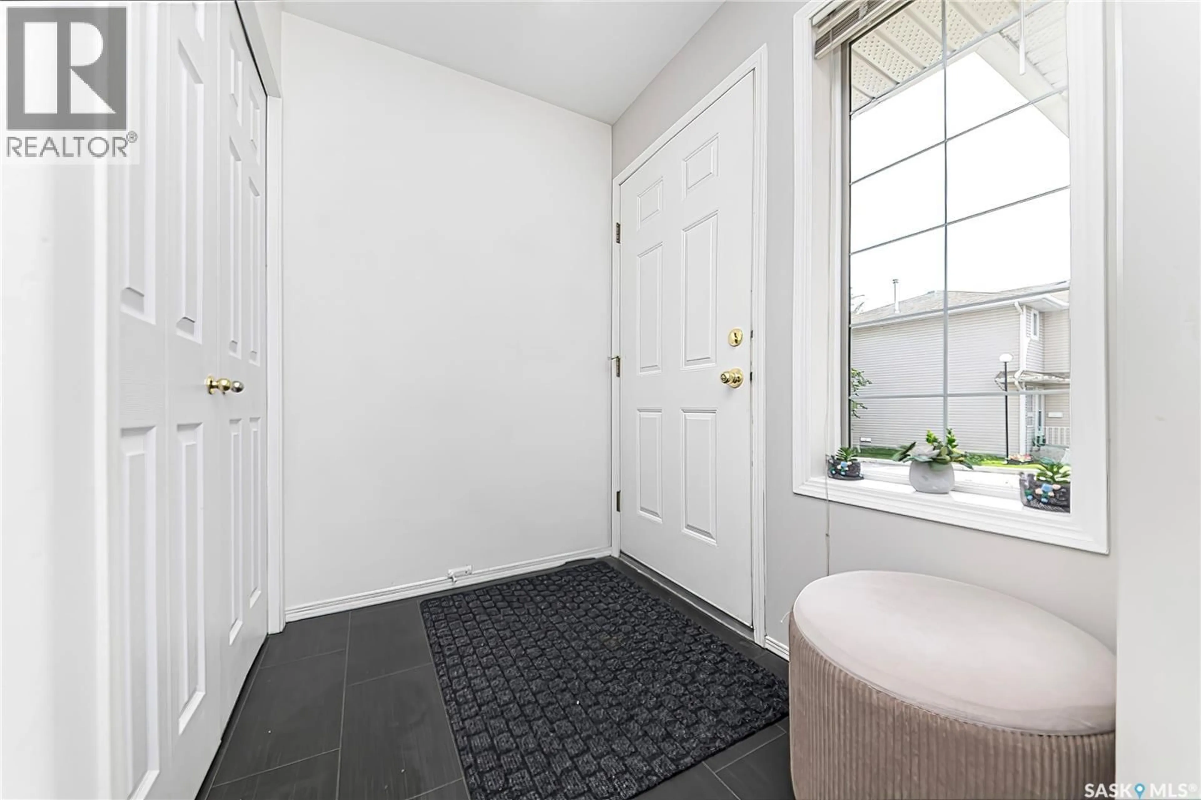 Indoor entryway for 212 - 114 LA RONGE ROAD, Saskatoon Saskatchewan S7K8E5