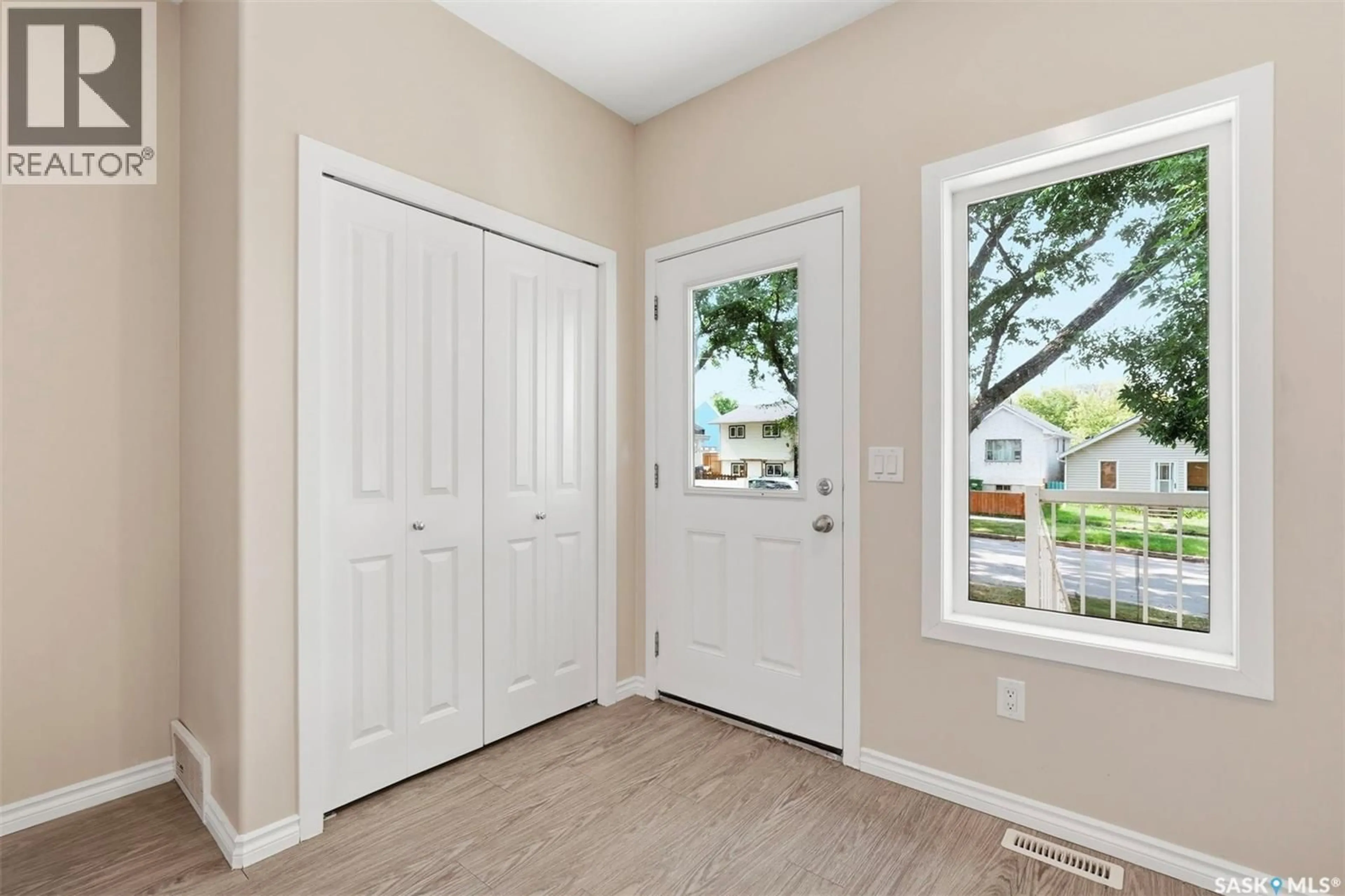 Indoor entryway for 532 J AVENUE, Saskatoon Saskatchewan S7L2K5