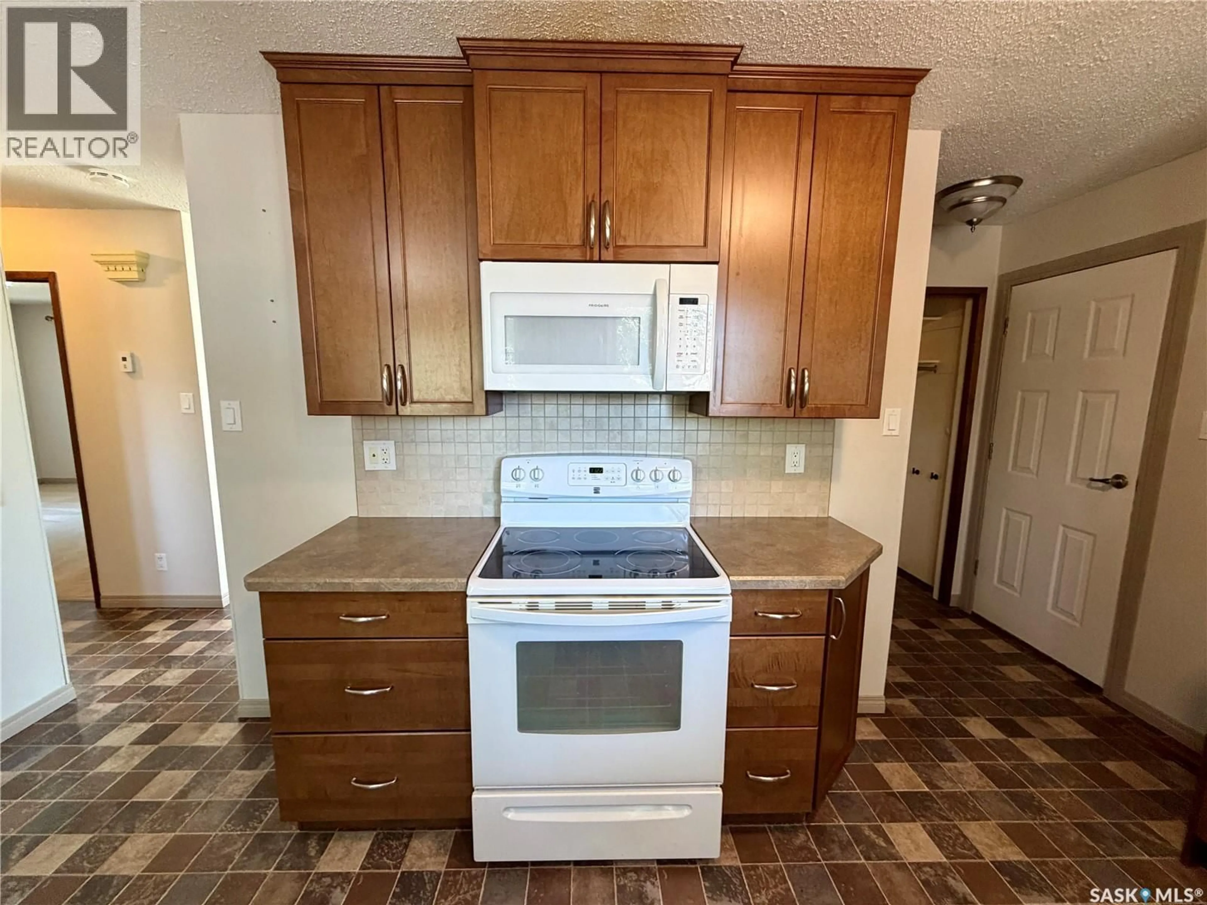 Standard kitchen, unknown for 97 BURKE CRESCENT, Swift Current Saskatchewan S9H4E4