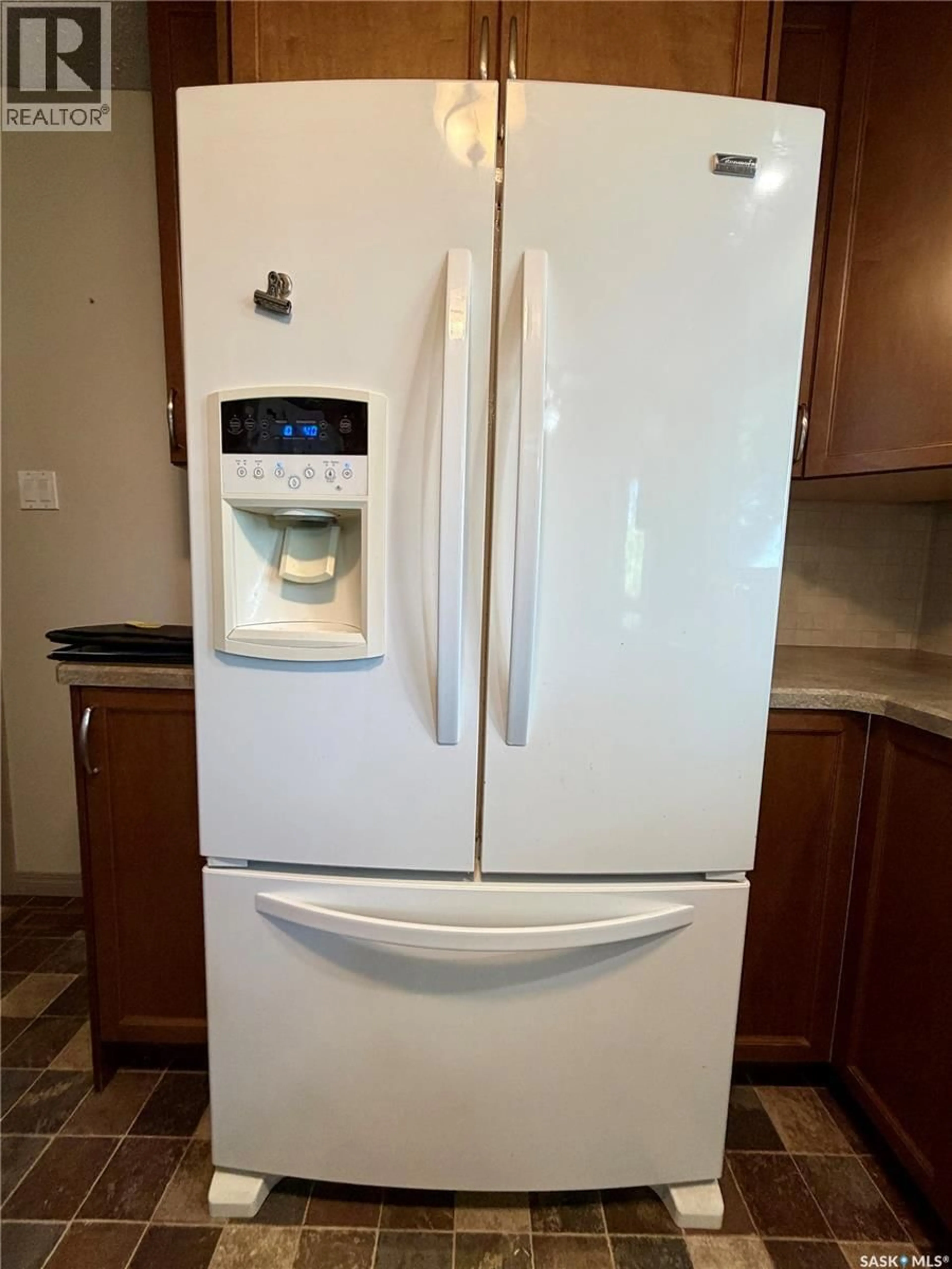 Standard kitchen, unknown for 97 BURKE CRESCENT, Swift Current Saskatchewan S9H4E4