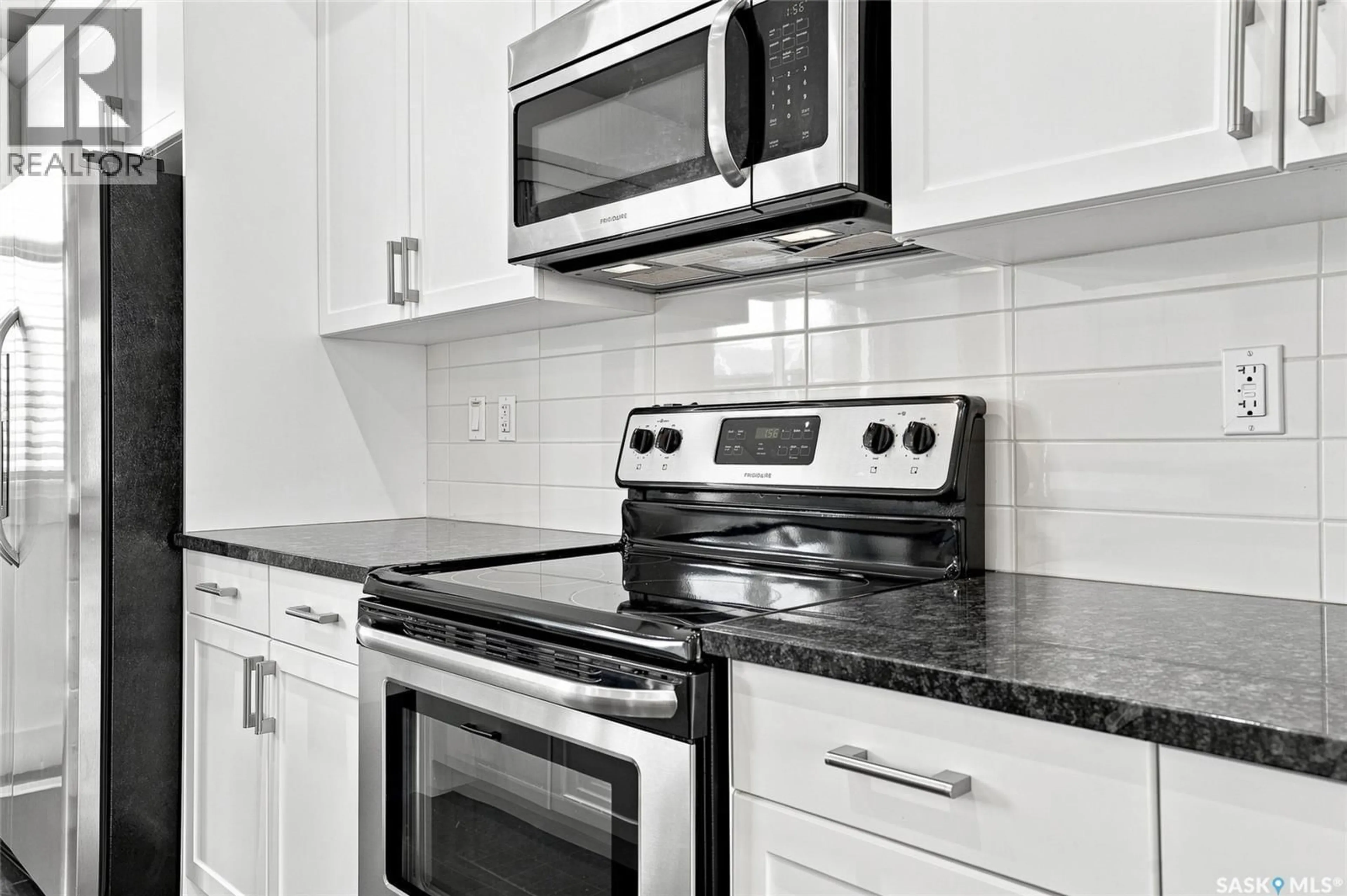 Standard kitchen, ceramic/tile floor for 724 701 MEADOWS BOULEVARD, Saskatoon Saskatchewan S7V0L3