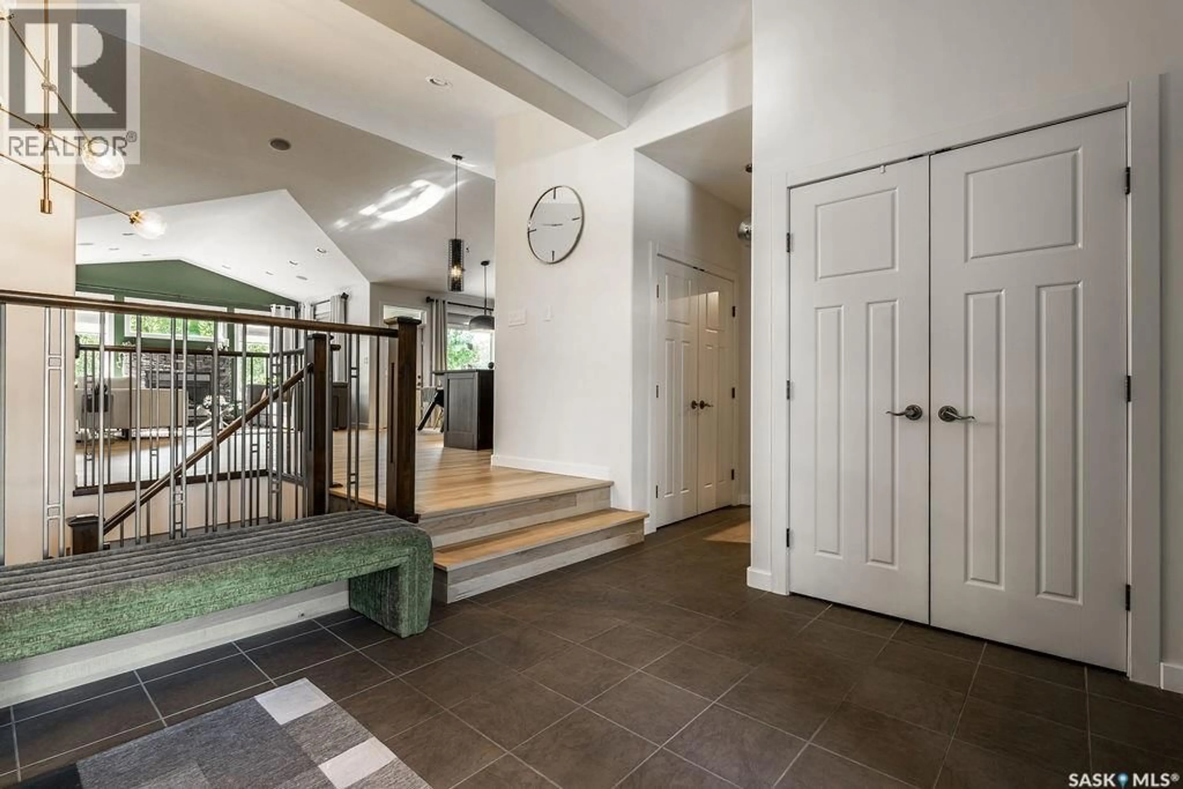 Indoor foyer for 410 WILLOWGROVE CRESCENT, Saskatoon Saskatchewan S7W0A7