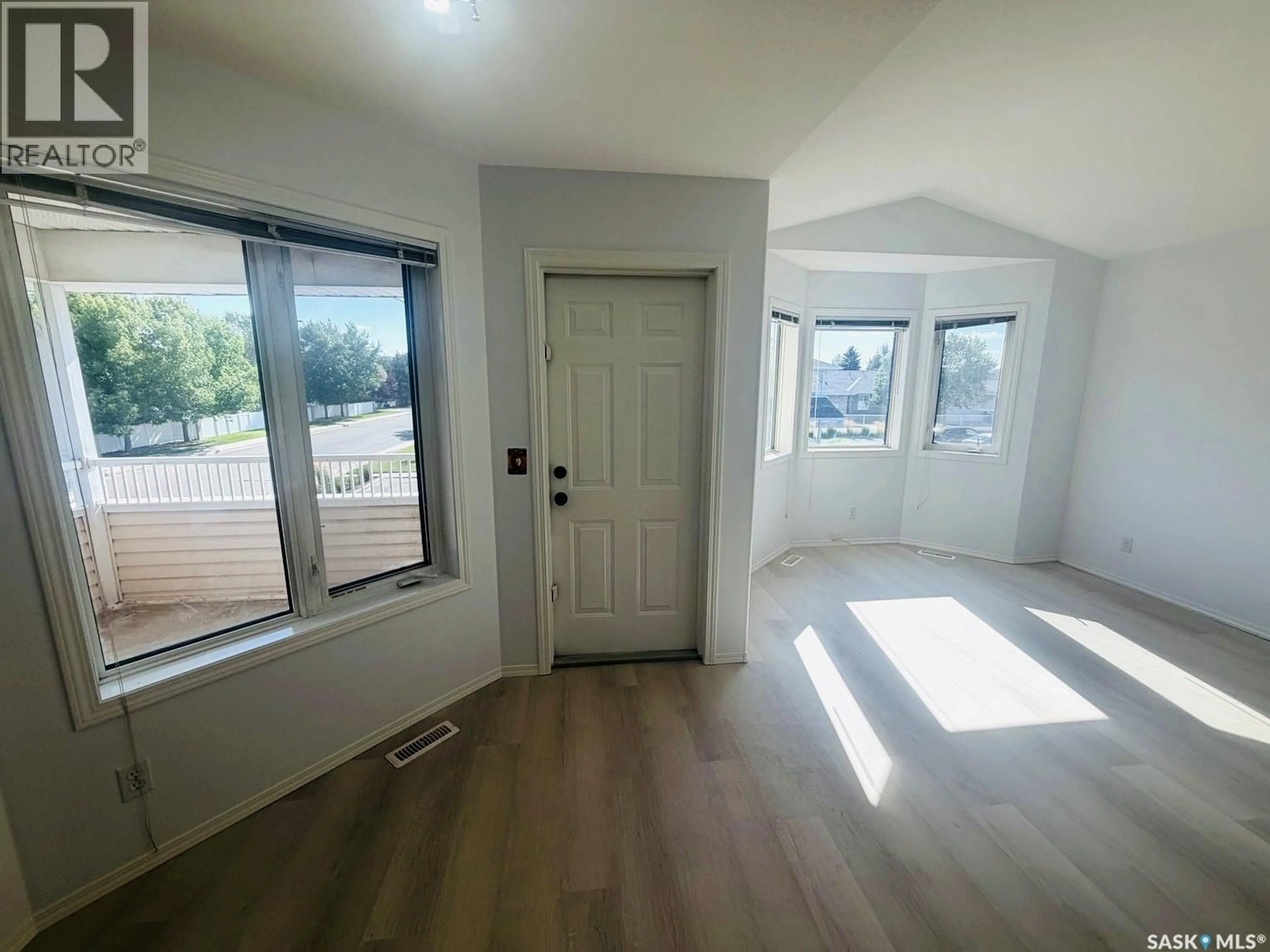 Indoor entryway for 3287 WOODHAMS DRIVE, Regina Saskatchewan S4V3A2