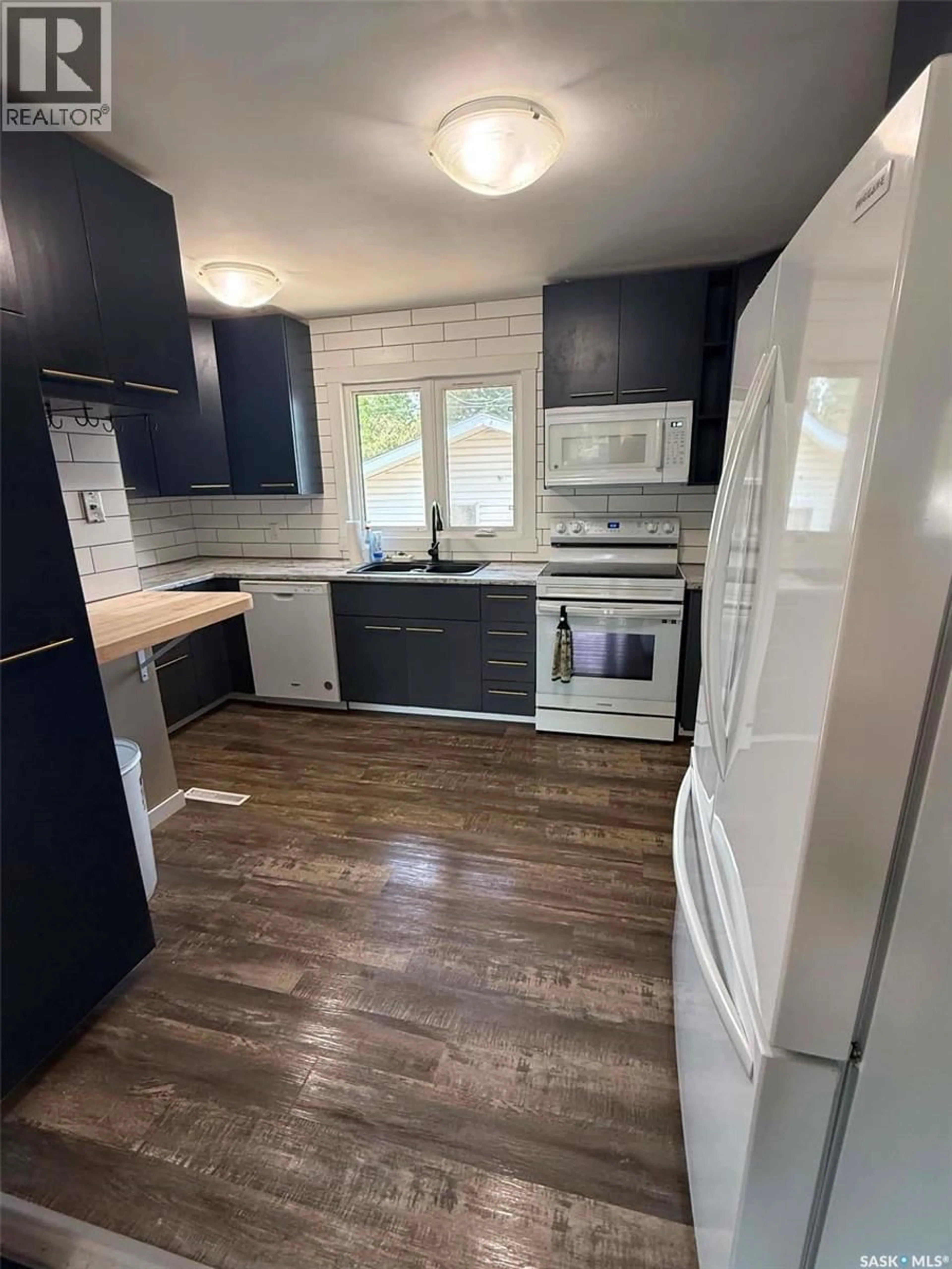 Standard kitchen, wood/laminate floor for 1154 CARIBOU STREET, Moose Jaw Saskatchewan S6H2B5