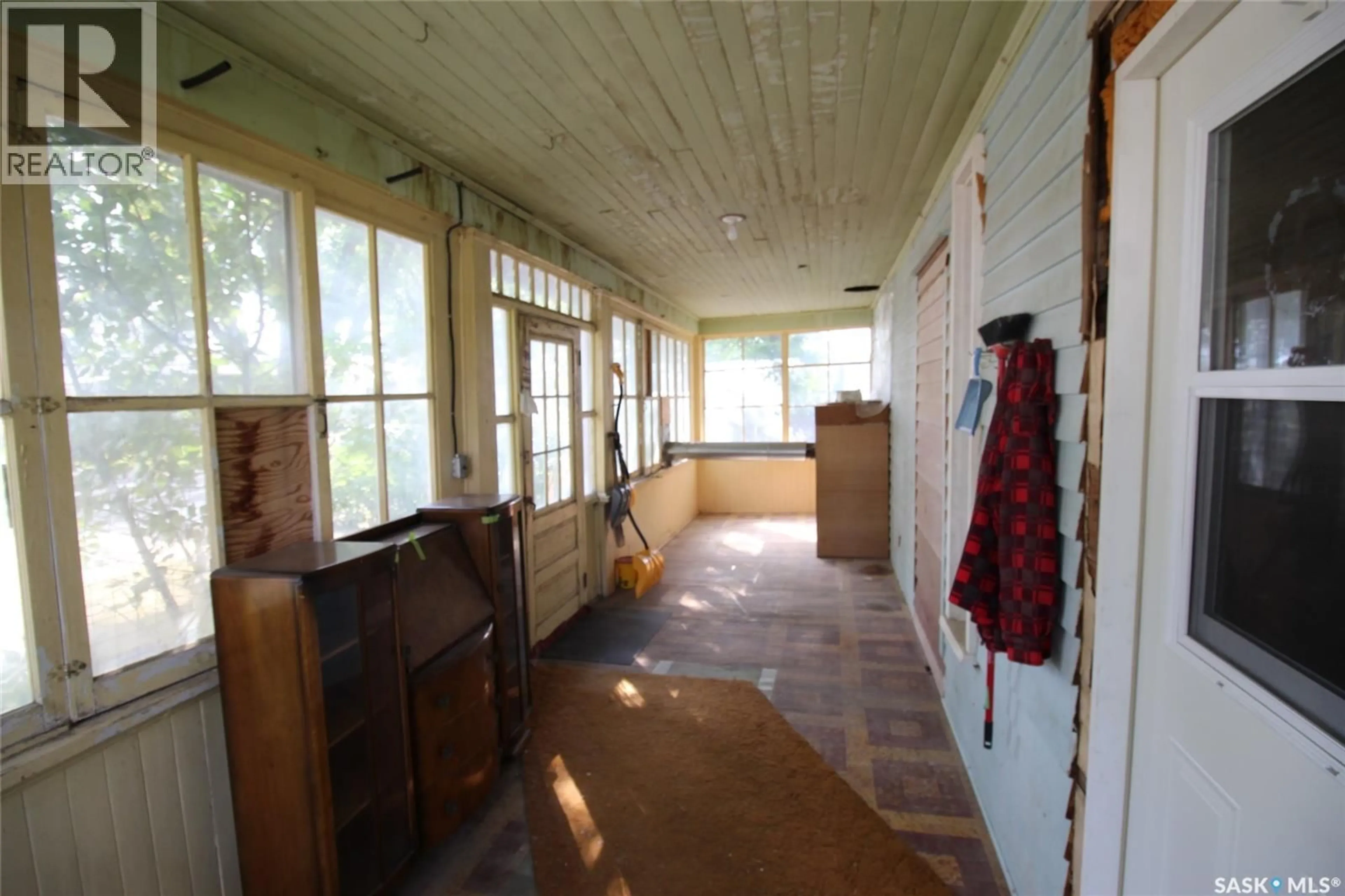 Indoor foyer for 395 2ND STREET W, Shaunavon Saskatchewan S0N2M0