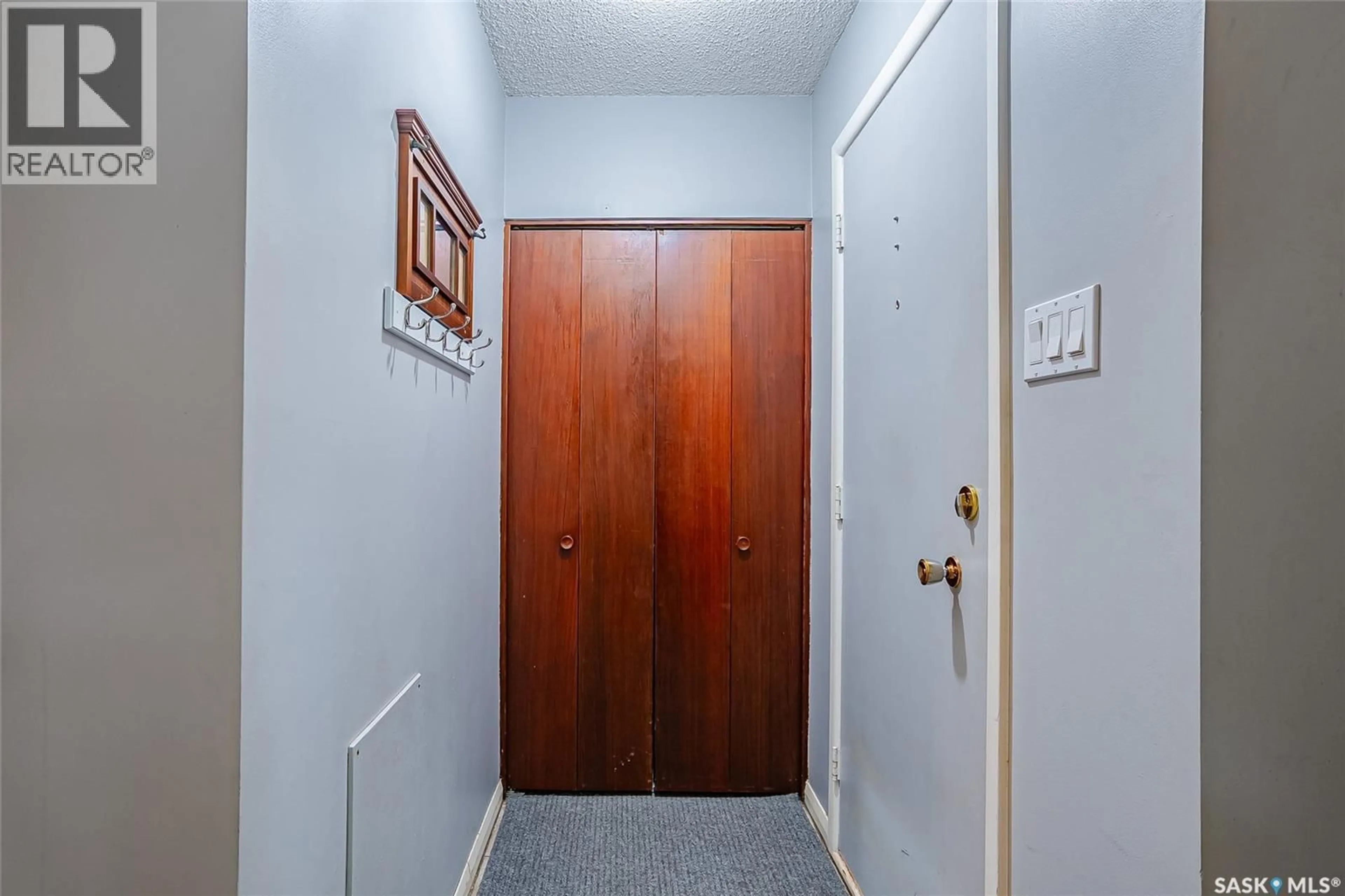 Indoor foyer for 1903 WILSON CRESCENT, Saskatoon Saskatchewan S7J2N8