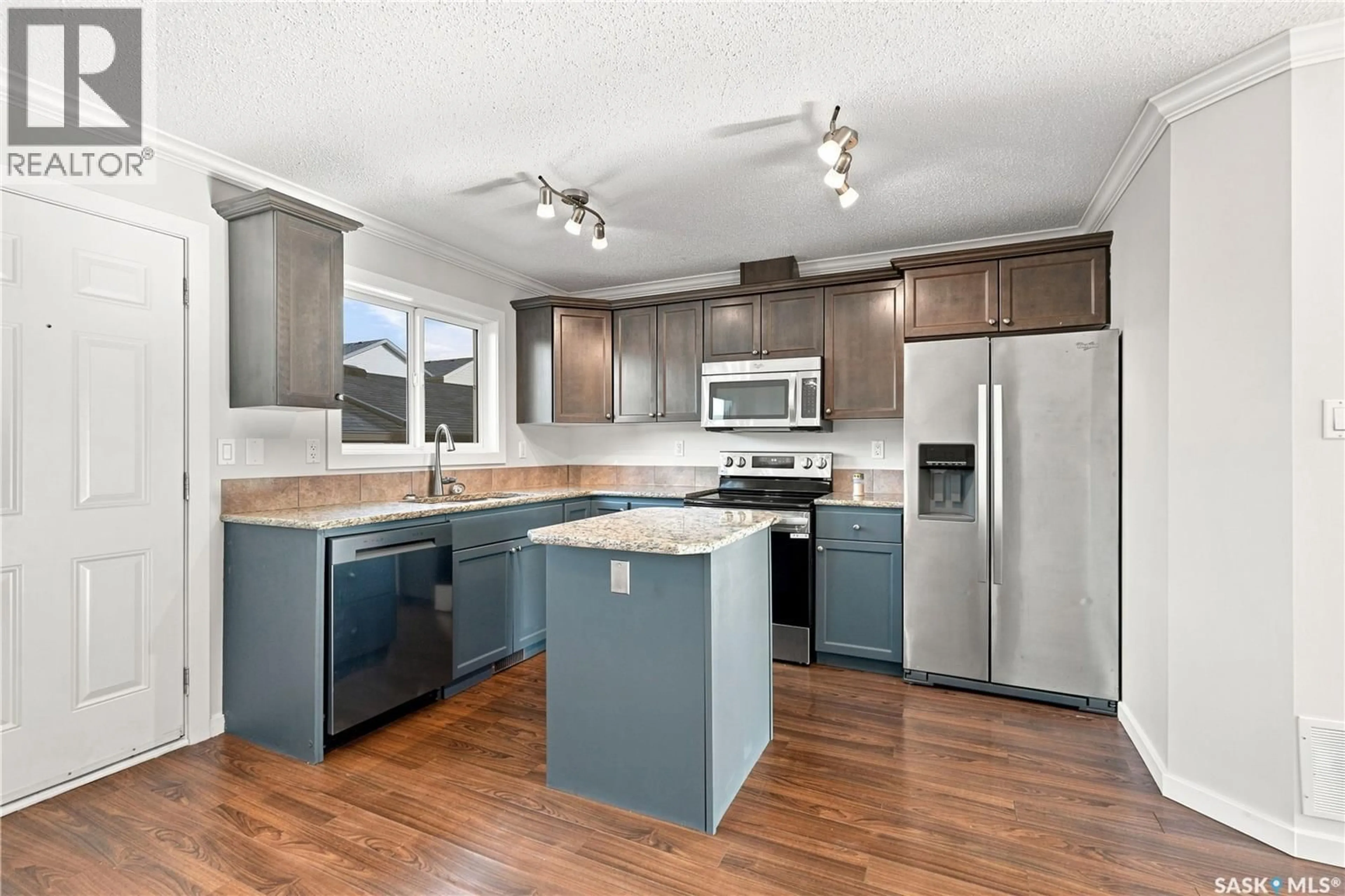 Open concept kitchen, wood/laminate floor for 810 - 312 HAMPTON CIRCLE, Saskatoon Saskatchewan S7R0K2