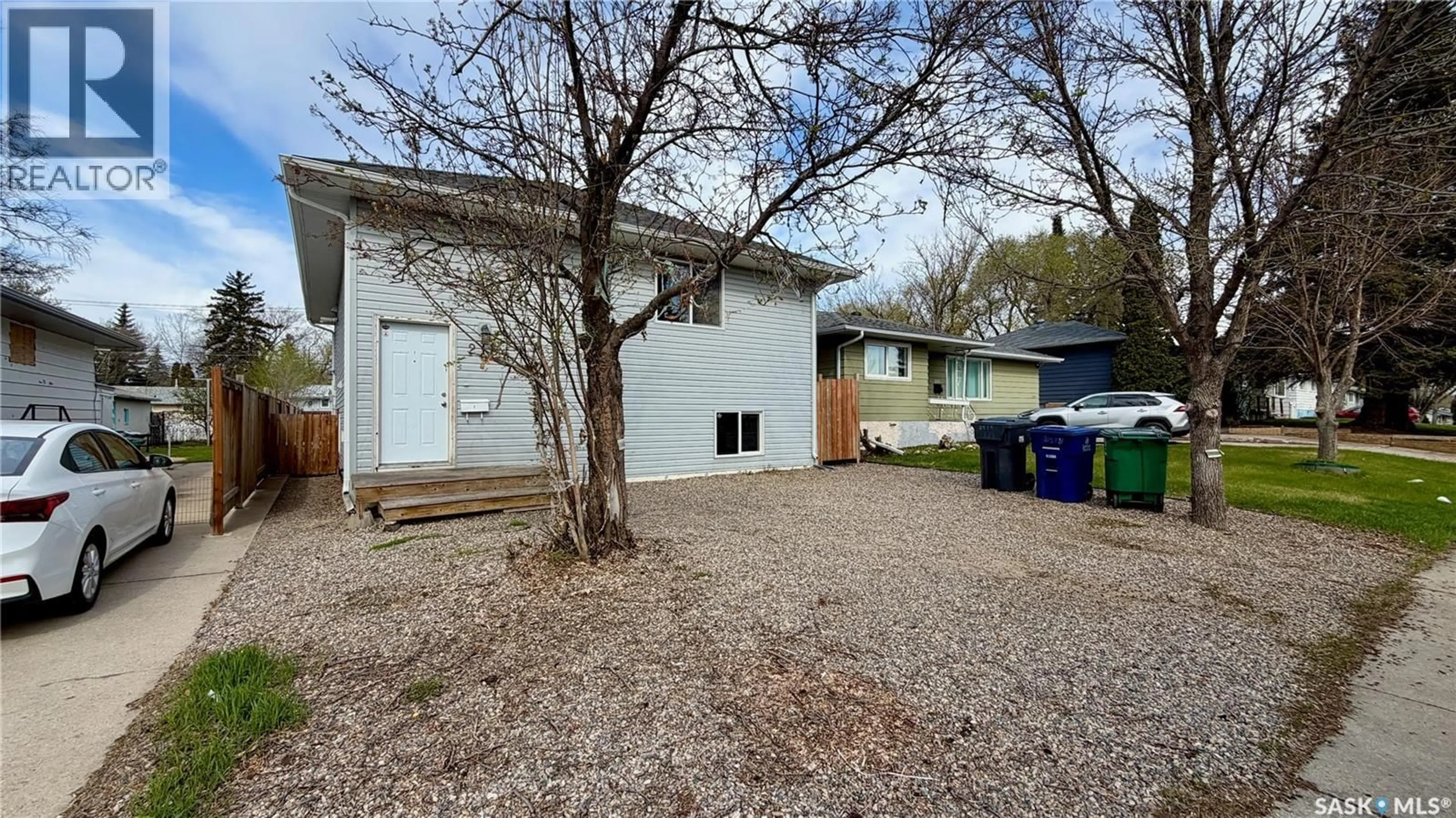 A pic from outside/outdoor area/front of a property/back of a property/a pic from drone, street for 215 V AVENUE, Saskatoon Saskatchewan S7L3E5