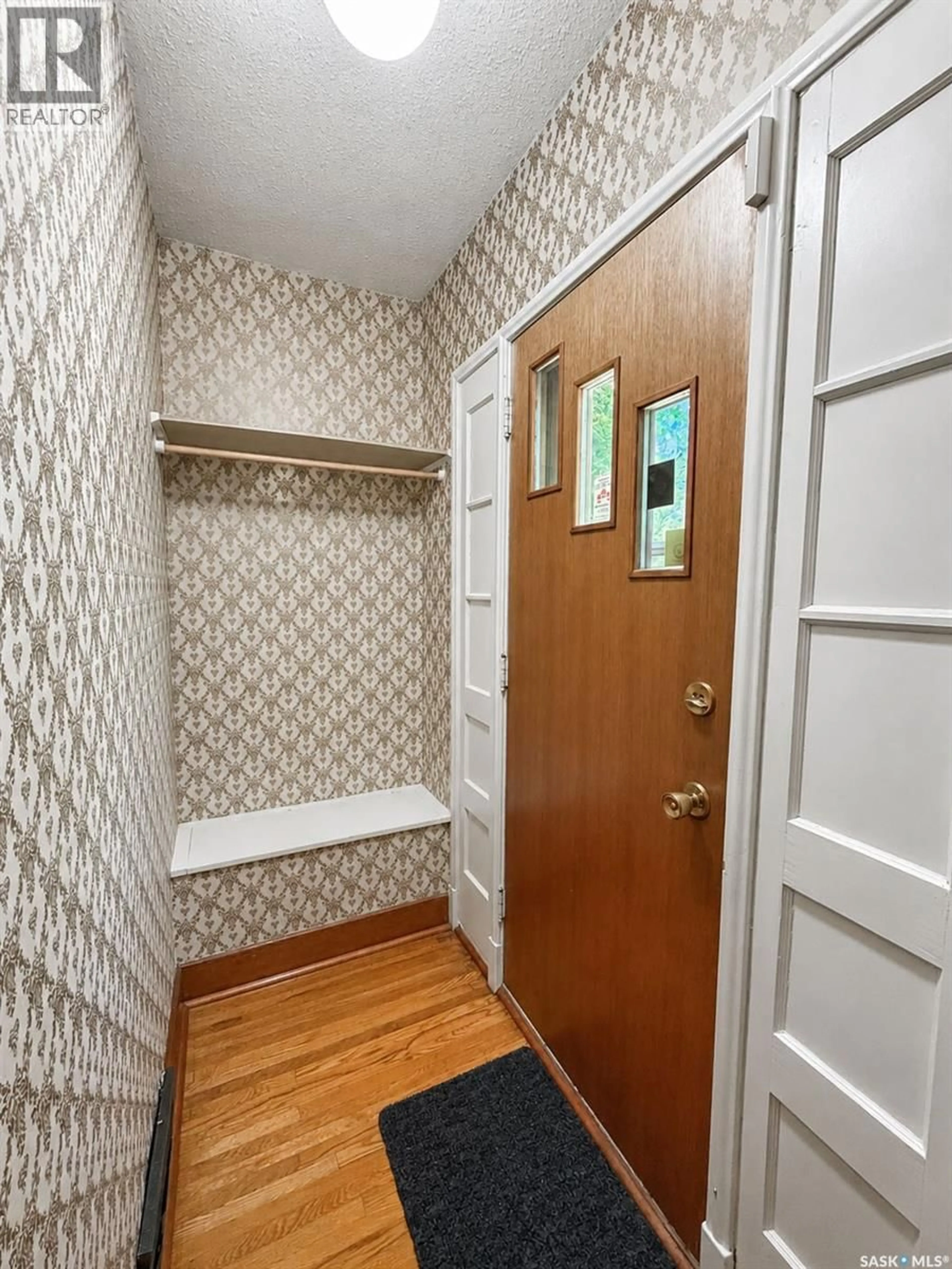 Indoor entryway for 537 10TH STREET, Prince Albert Saskatchewan S6V0Z7