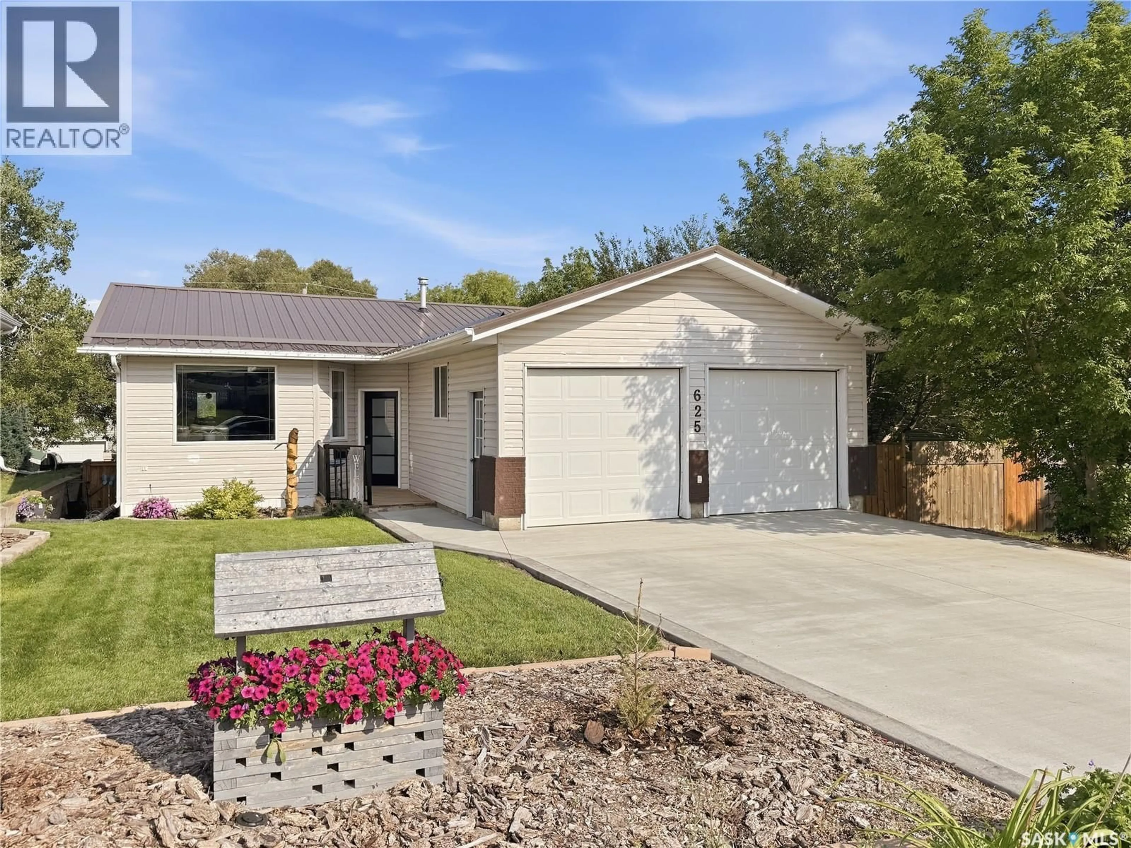 Home with vinyl exterior material, street for 625 7TH AVENUE, Swift Current Saskatchewan S9H2N8