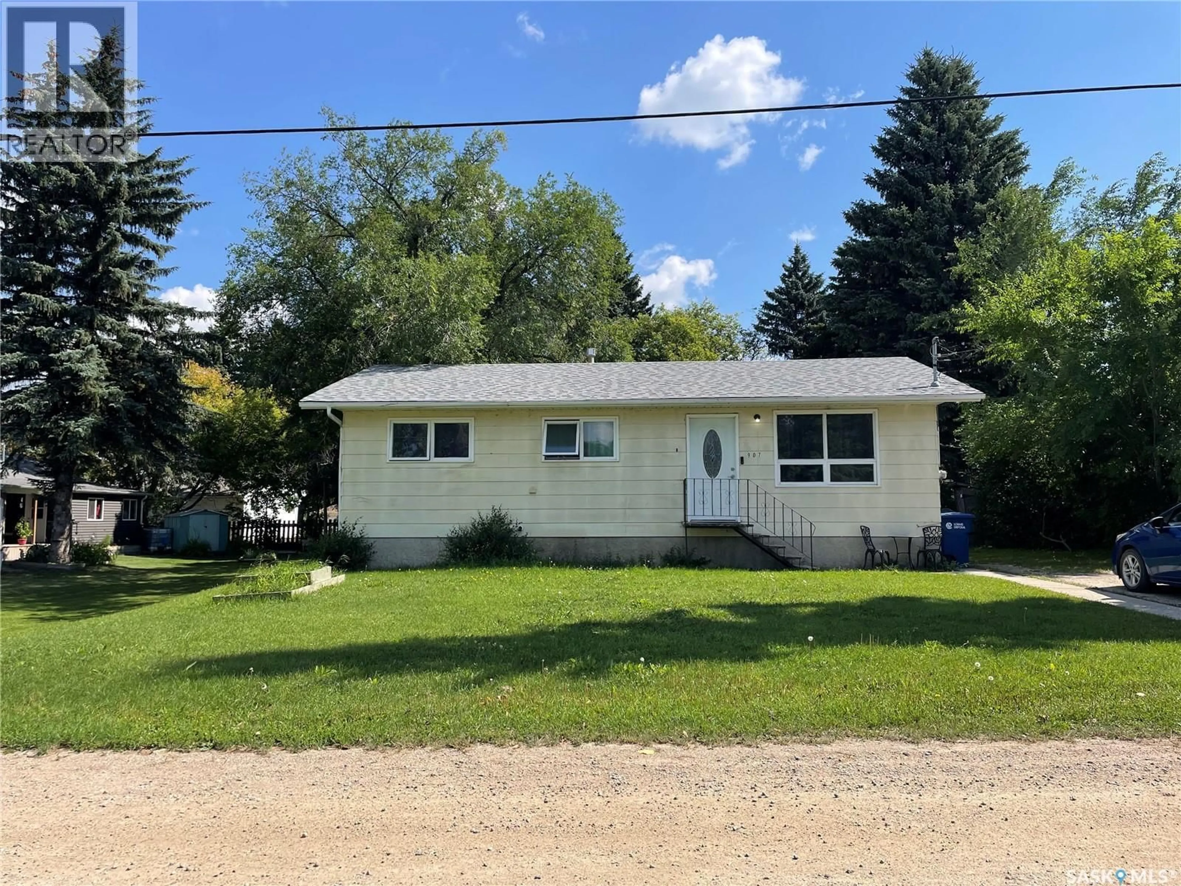 Home with vinyl exterior material, street for 907 GROVE STREET, Whitewood Saskatchewan S0G5C0
