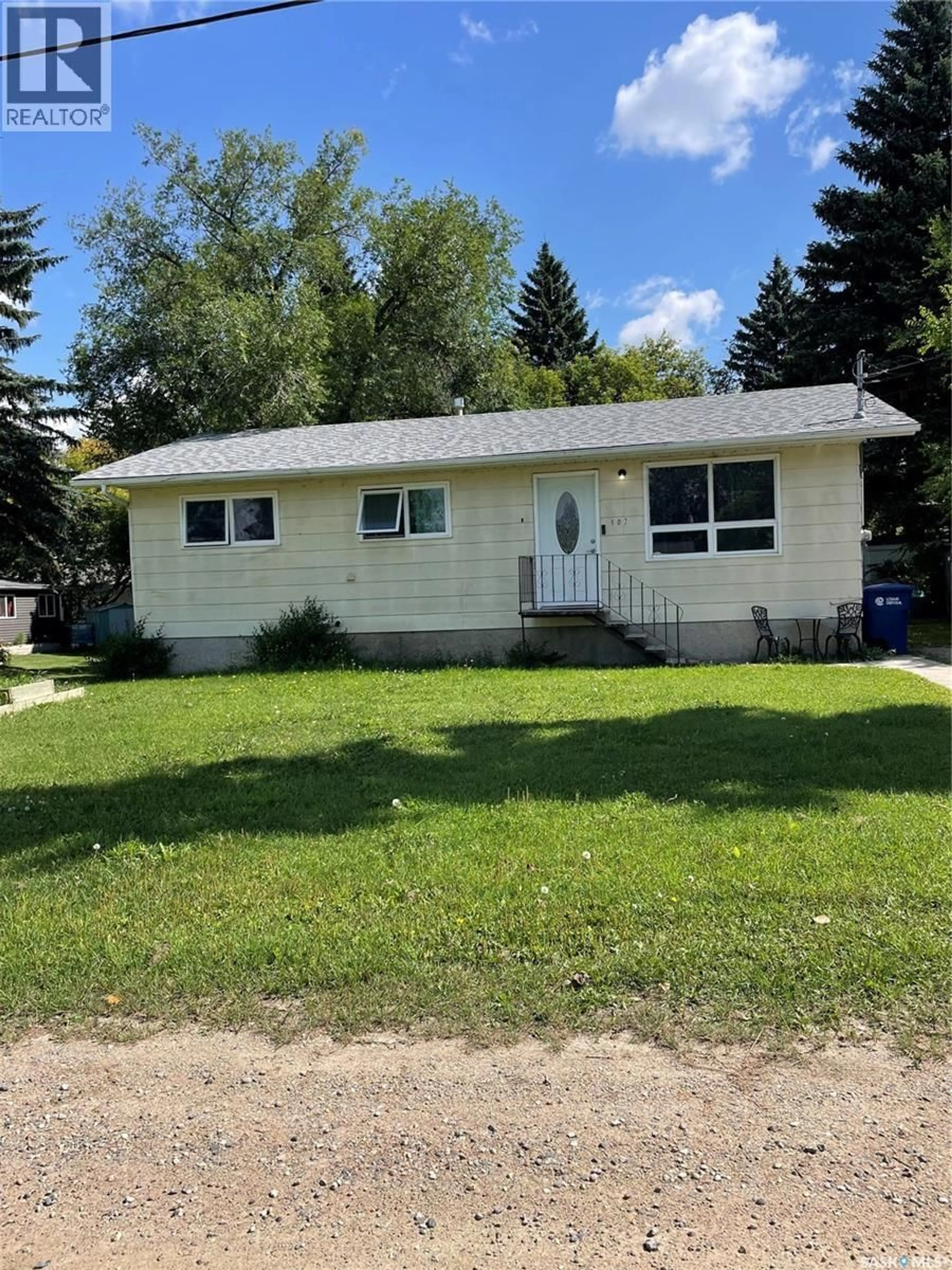Home with vinyl exterior material, street for 907 GROVE STREET, Whitewood Saskatchewan S0G5C0