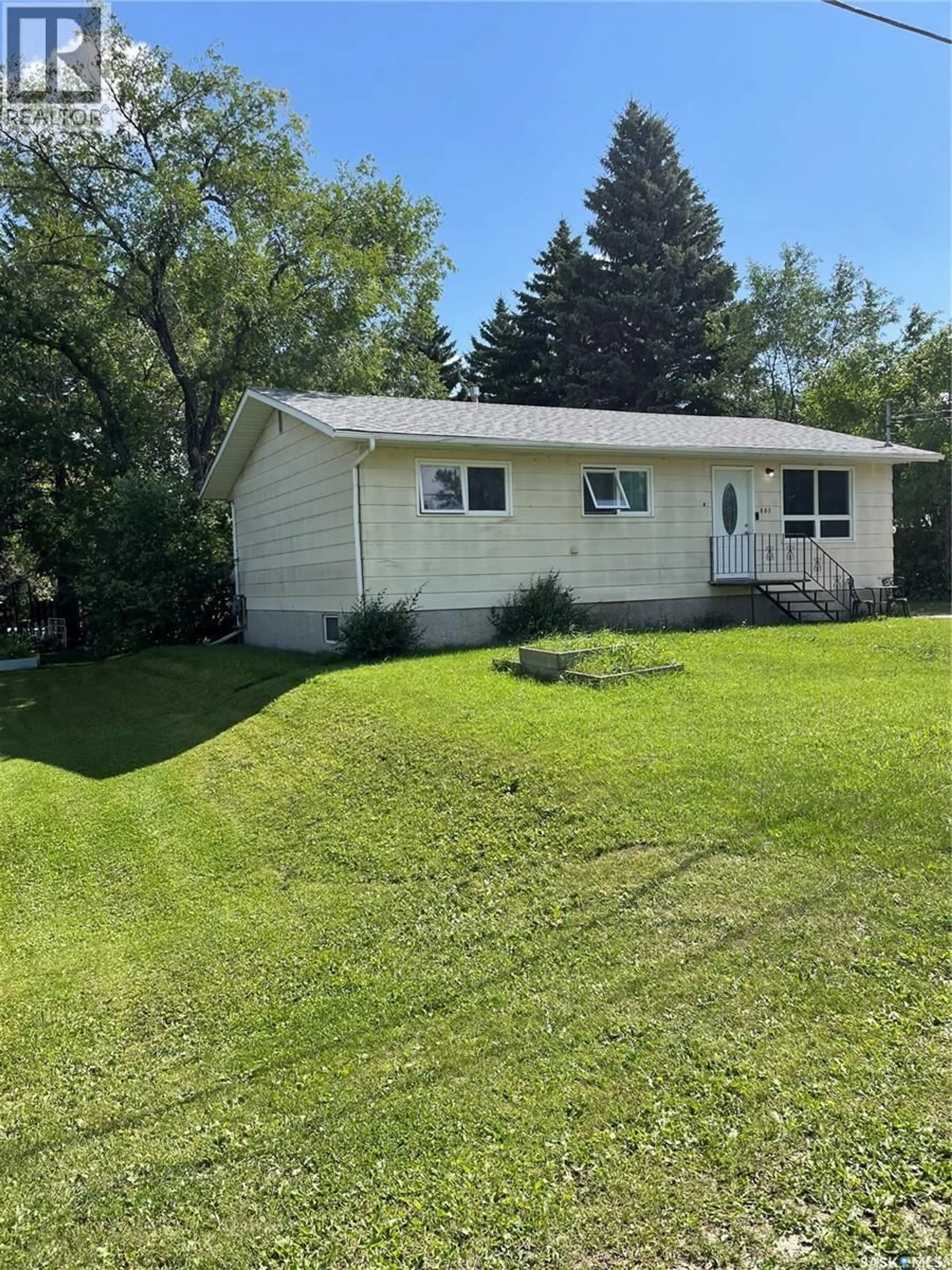 Home with vinyl exterior material, street for 907 GROVE STREET, Whitewood Saskatchewan S0G5C0