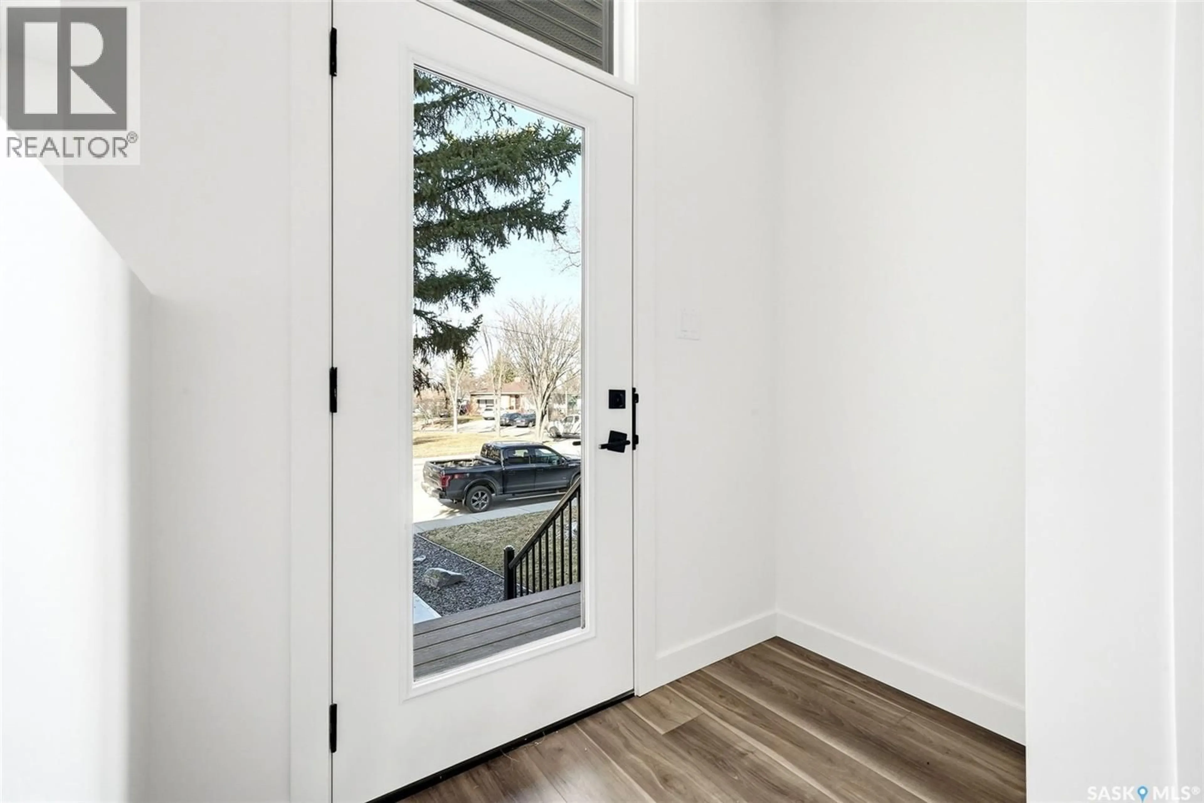 Indoor entryway for 3917 QU'APPELLE DRIVE, Regina Saskatchewan S4S0E1