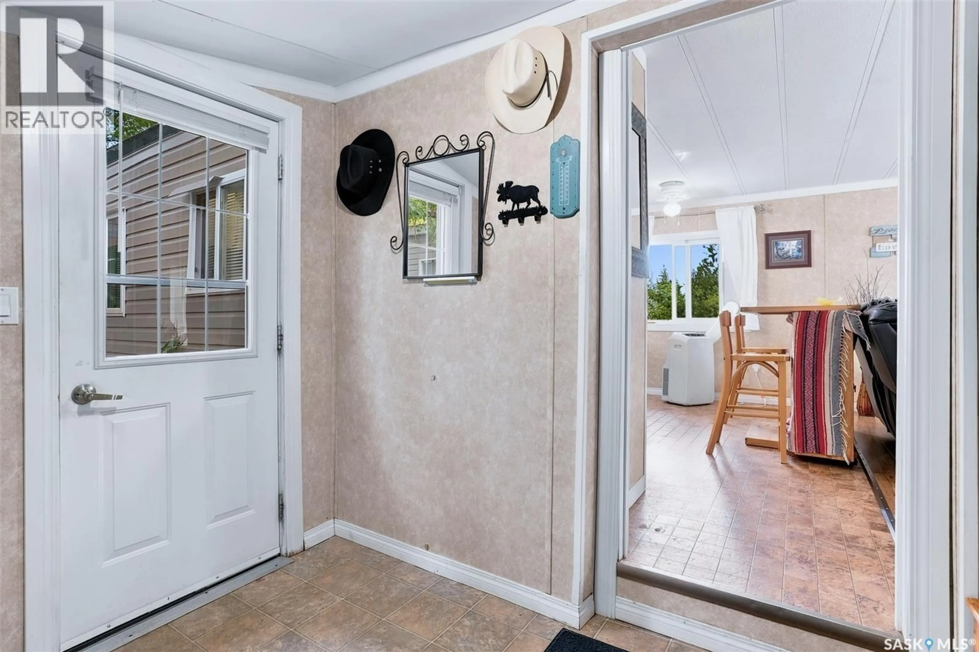 Indoor entryway for 102 219 GRANT STREET, Saskatoon Saskatchewan S7N2A5