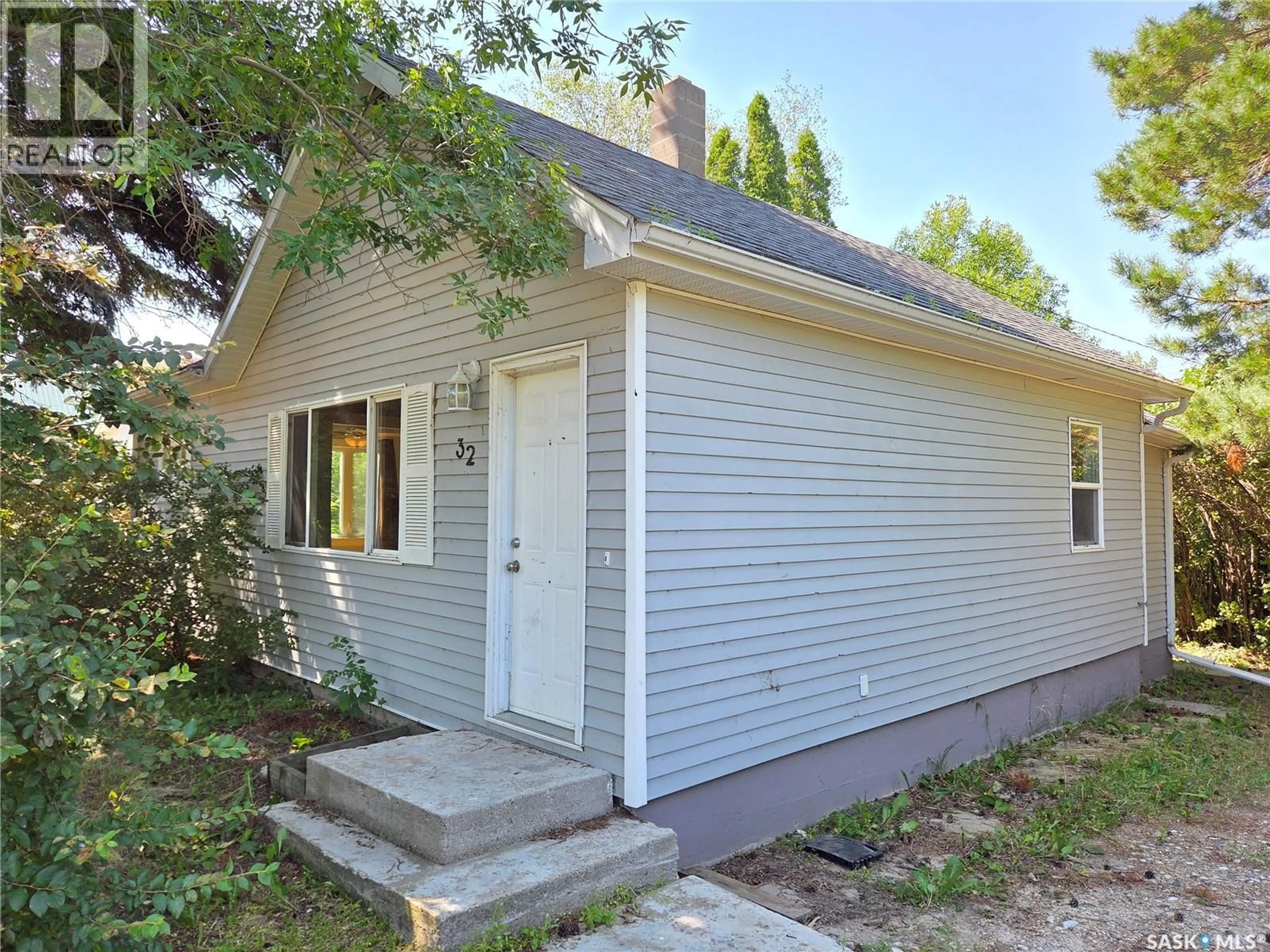 Home with vinyl exterior material, street for 32 NEWCOMBE STREET, Manor Saskatchewan S0C1R0