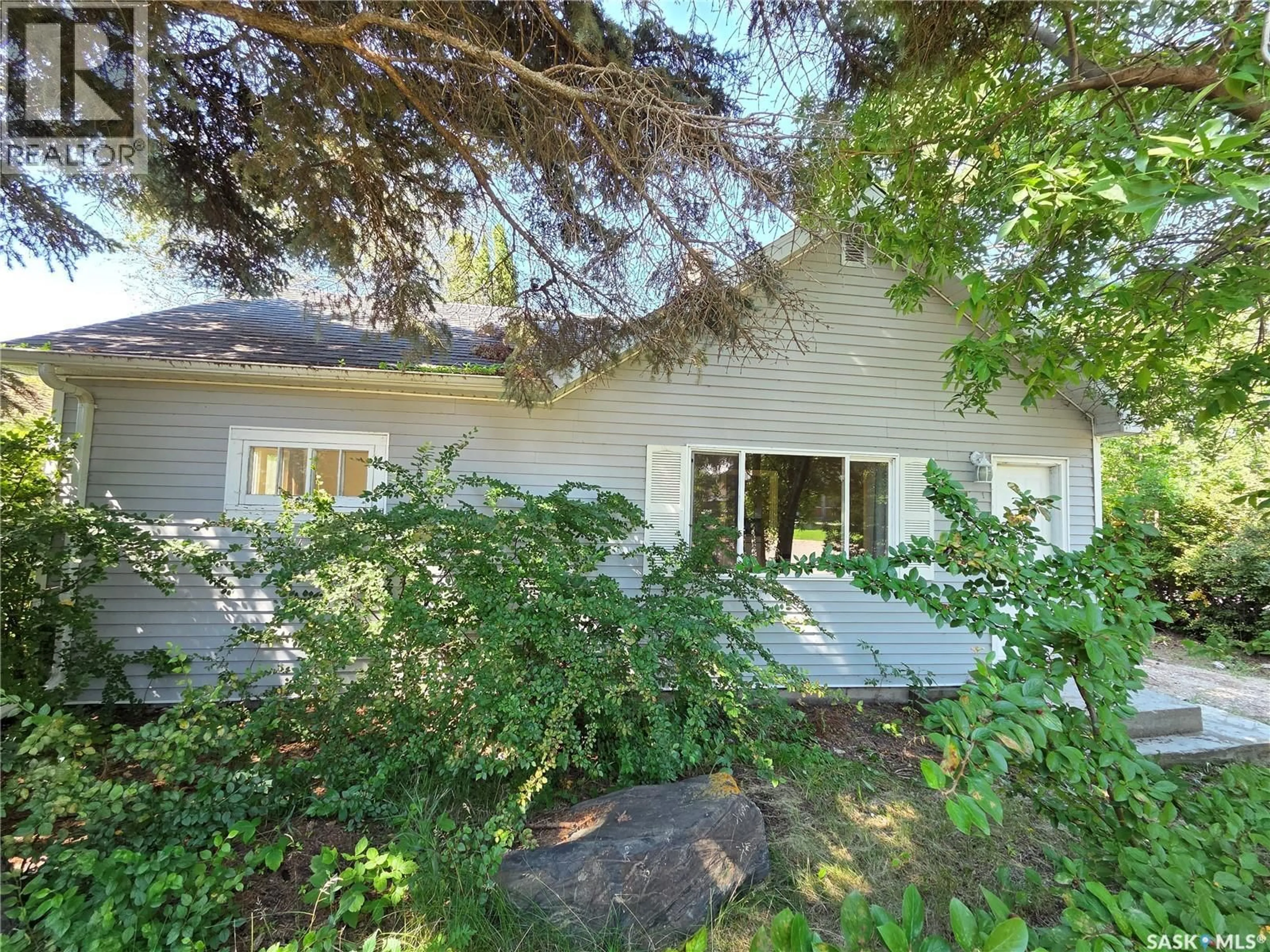 Home with vinyl exterior material, street for 32 NEWCOMBE STREET, Manor Saskatchewan S0C1R0