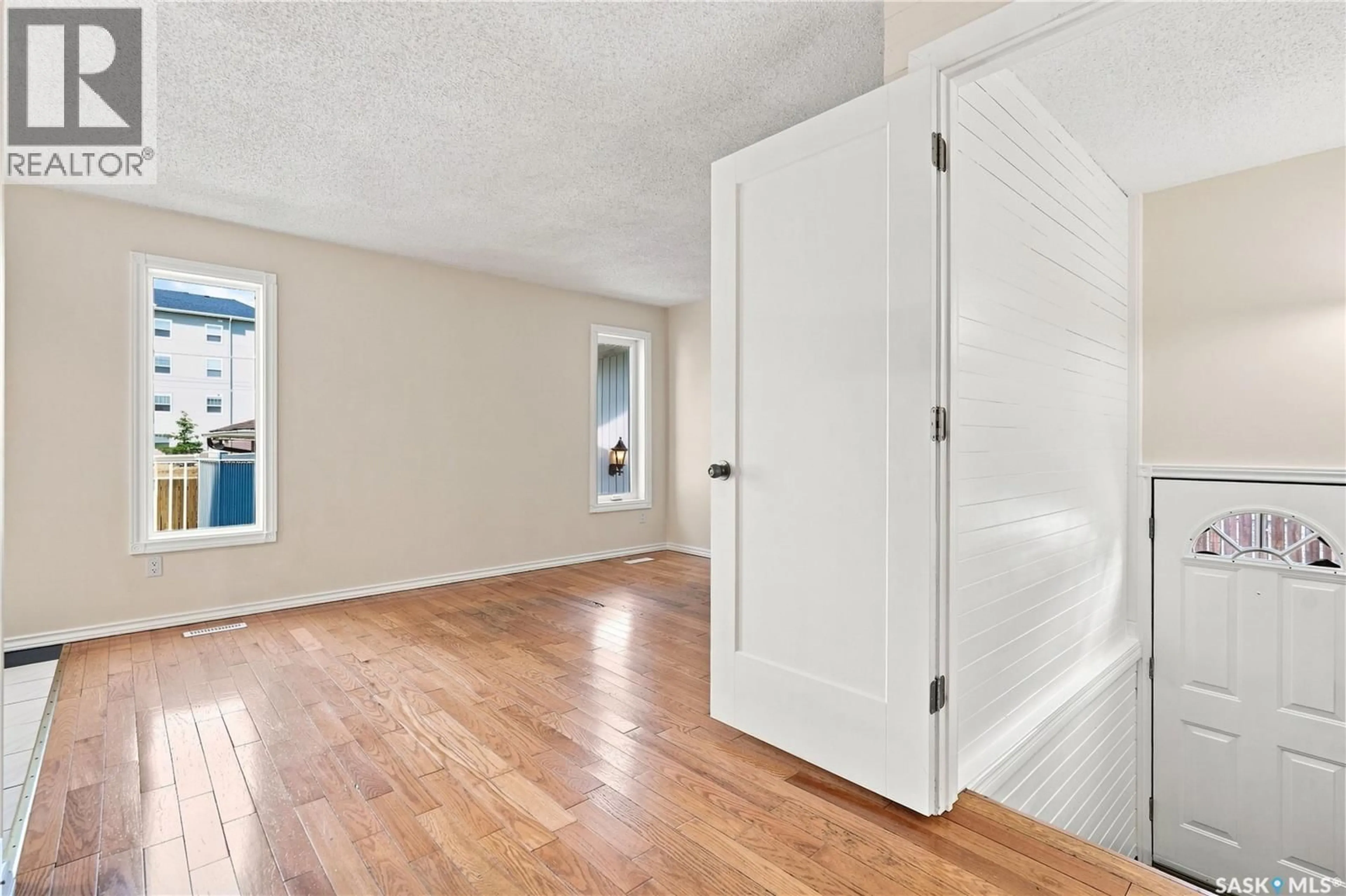 Indoor entryway for 986 ROWELL CRESCENT, Regina Saskatchewan S4X2A6