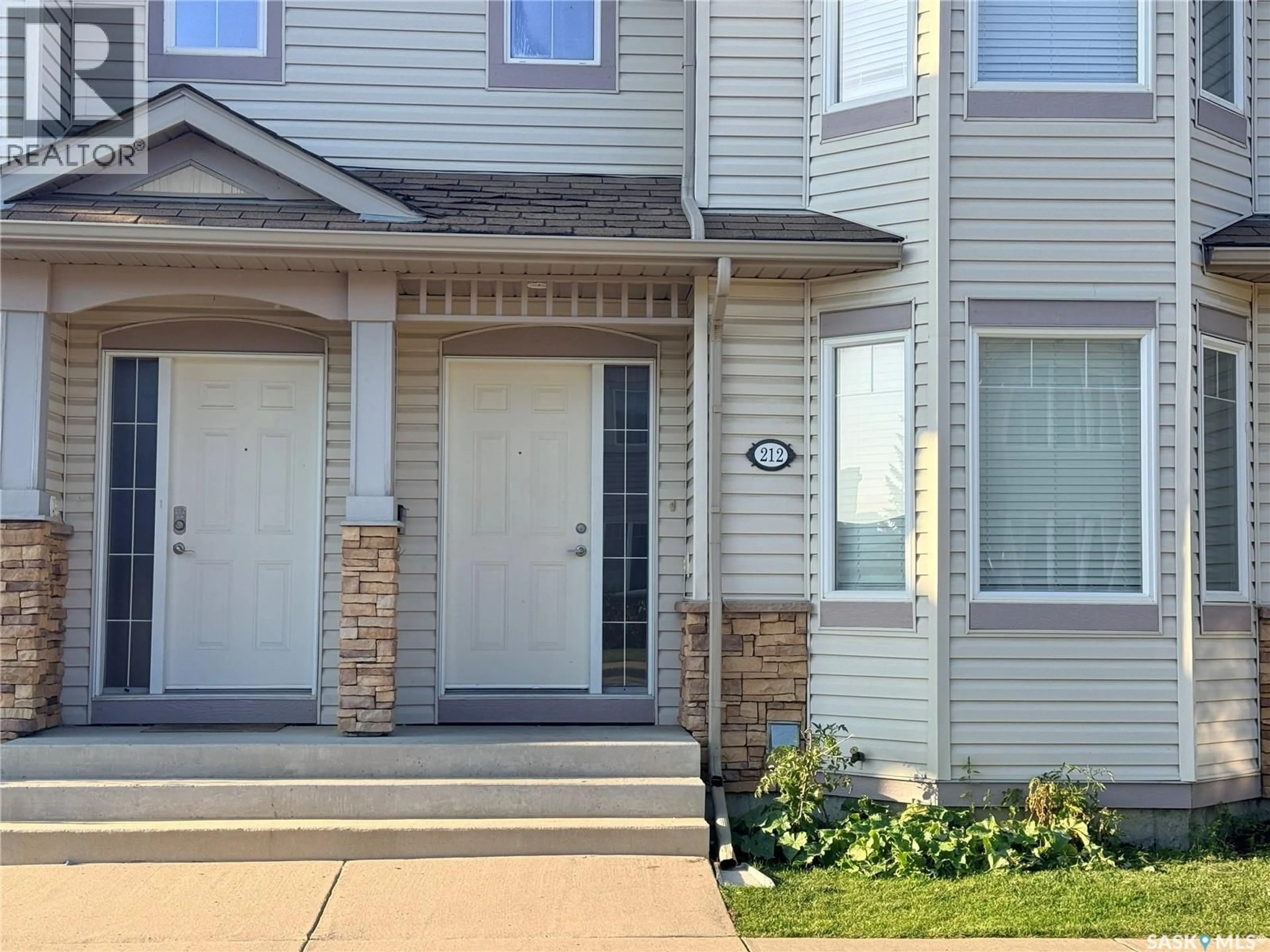 Home with vinyl exterior material, street for 212 415 LYND CRESCENT, Saskatoon Saskatchewan S7T0C2