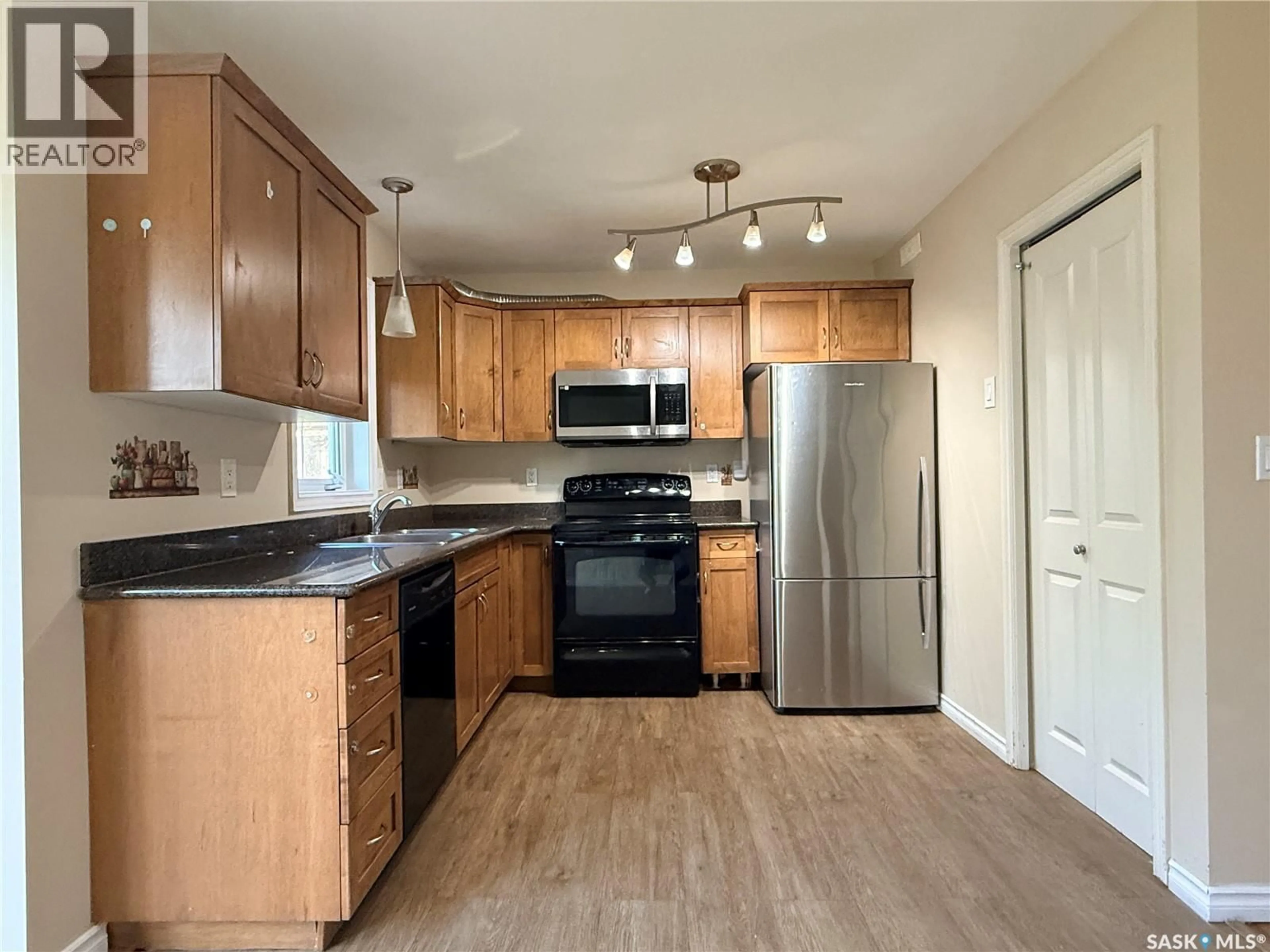 Standard kitchen, wood/laminate floor for 212 415 LYND CRESCENT, Saskatoon Saskatchewan S7T0C2
