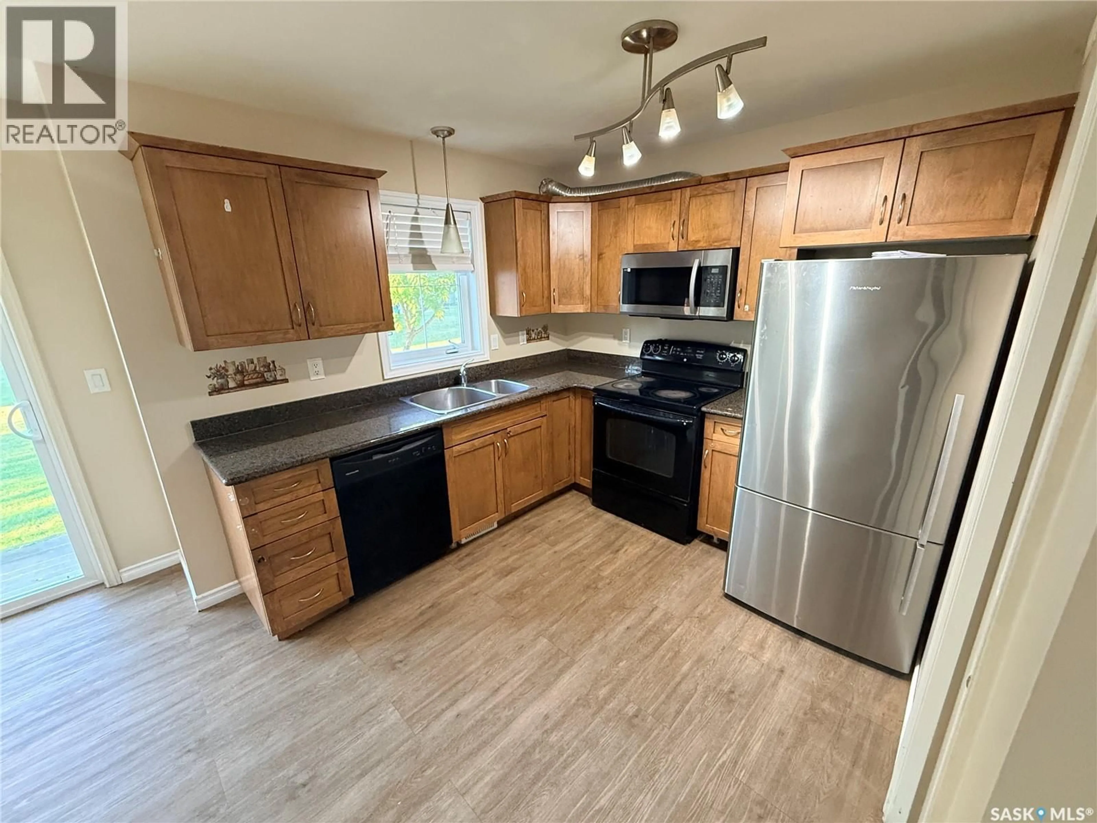 Standard kitchen, unknown for 212 415 LYND CRESCENT, Saskatoon Saskatchewan S7T0C2