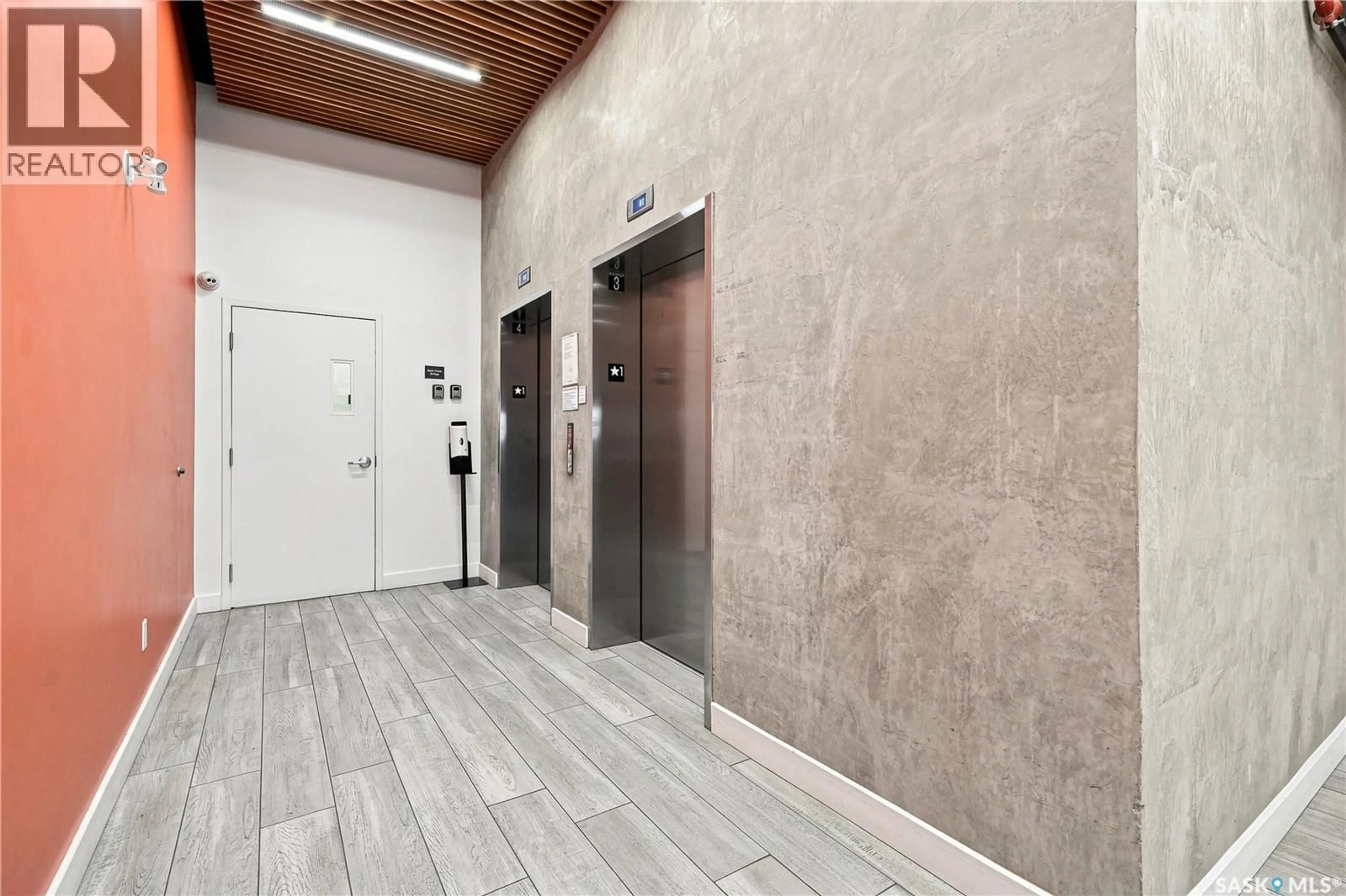 Indoor foyer for S - 310 404 C AVENUE, Saskatoon Saskatchewan S7M1N7