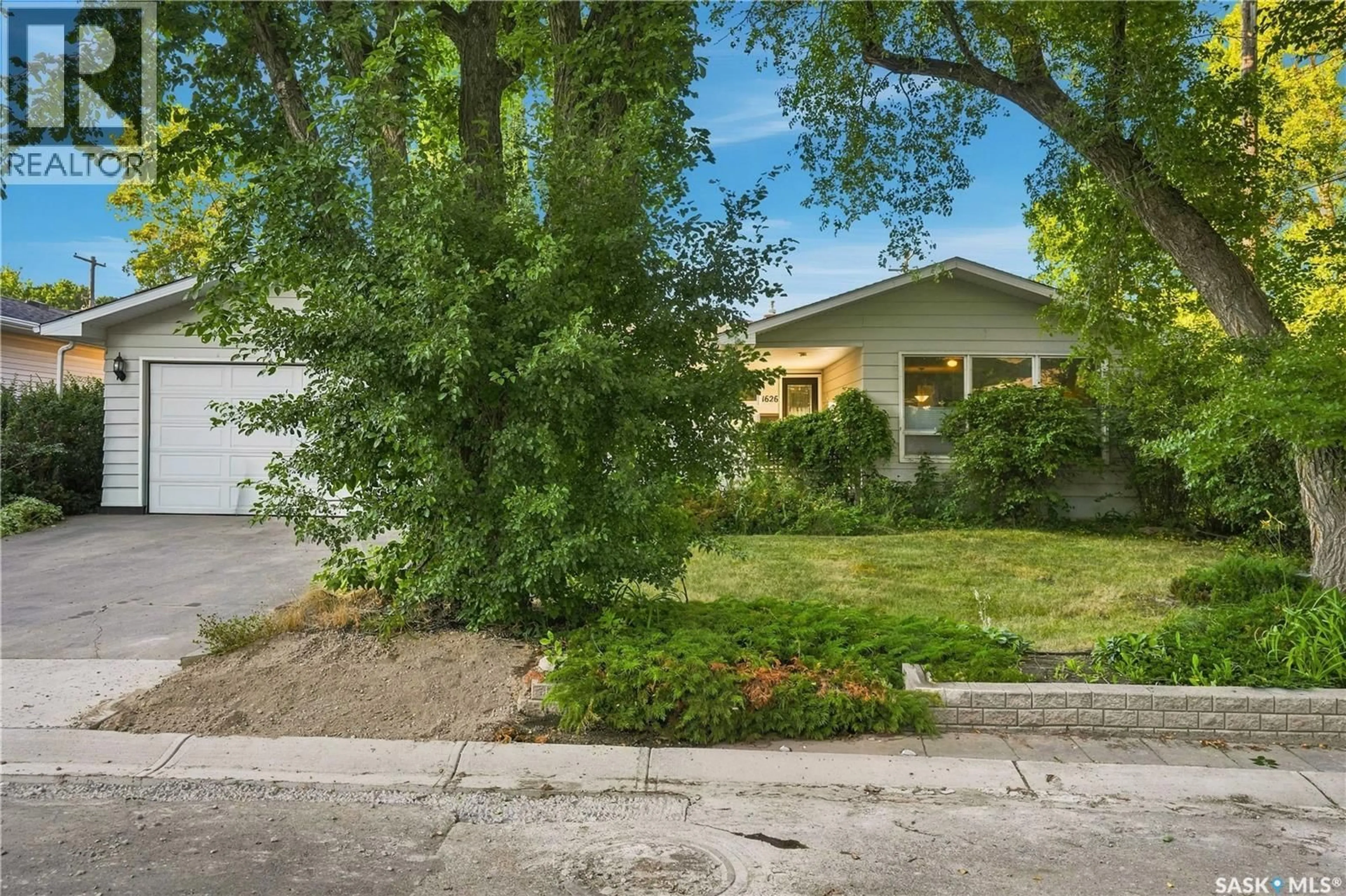 A pic from outside/outdoor area/front of a property/back of a property/a pic from drone, street for 1626 UHRICH AVENUE, Regina Saskatchewan S4S4R5